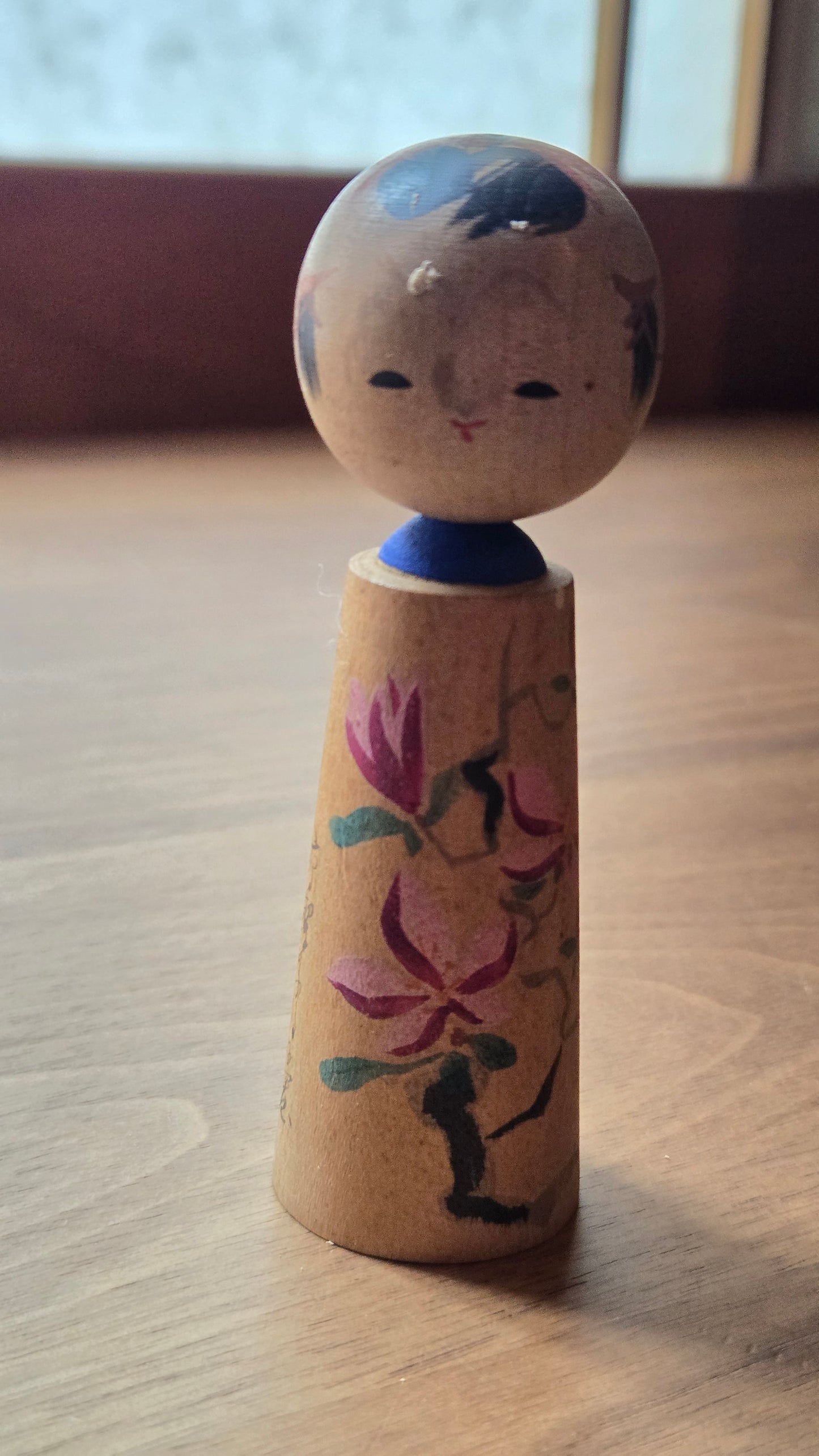🪆🌸 Petite kokeshi sōsaku à décor de fleurs roses