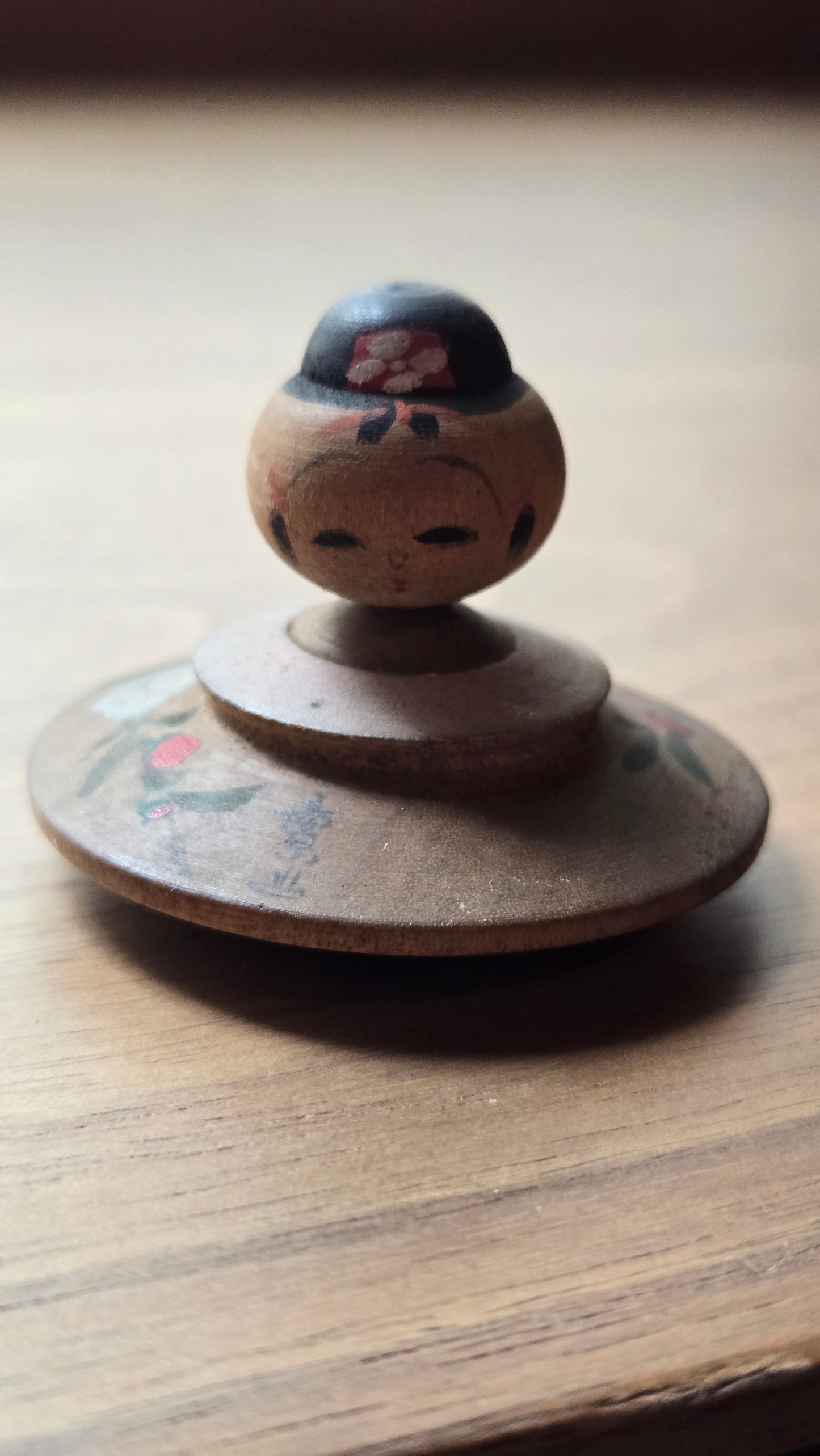 🪆🌸 Toupie décorative japonaise (koma) — figurine et décor floral peint