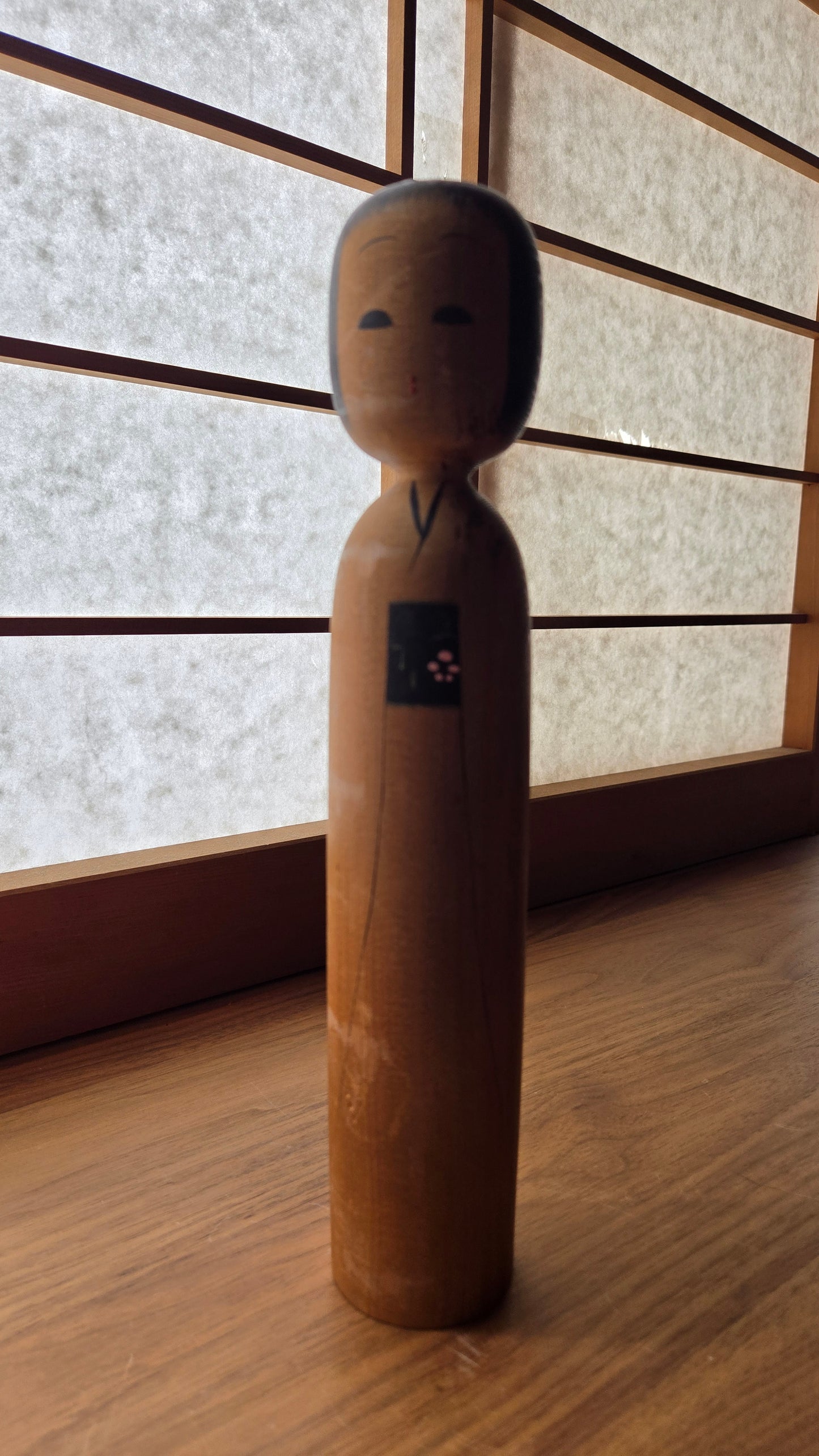🪆🌸 Kokeshi sōsaku en bois de cèdre — motif mon, trois points rouges