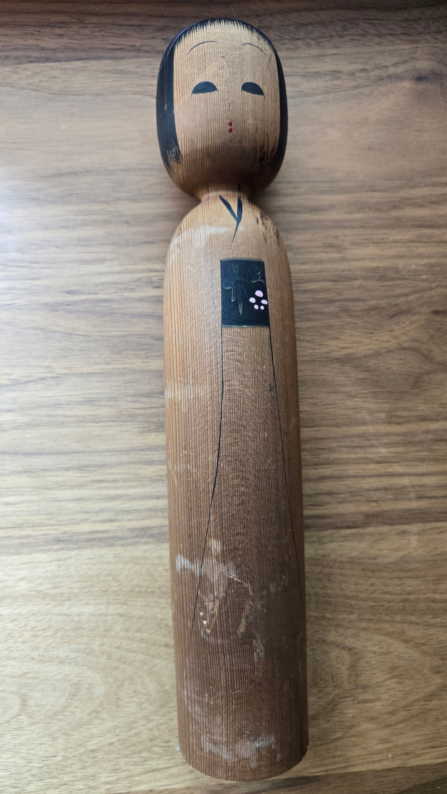 🪆🌸 Kokeshi sōsaku en bois de cèdre — motif mon, trois points rouges