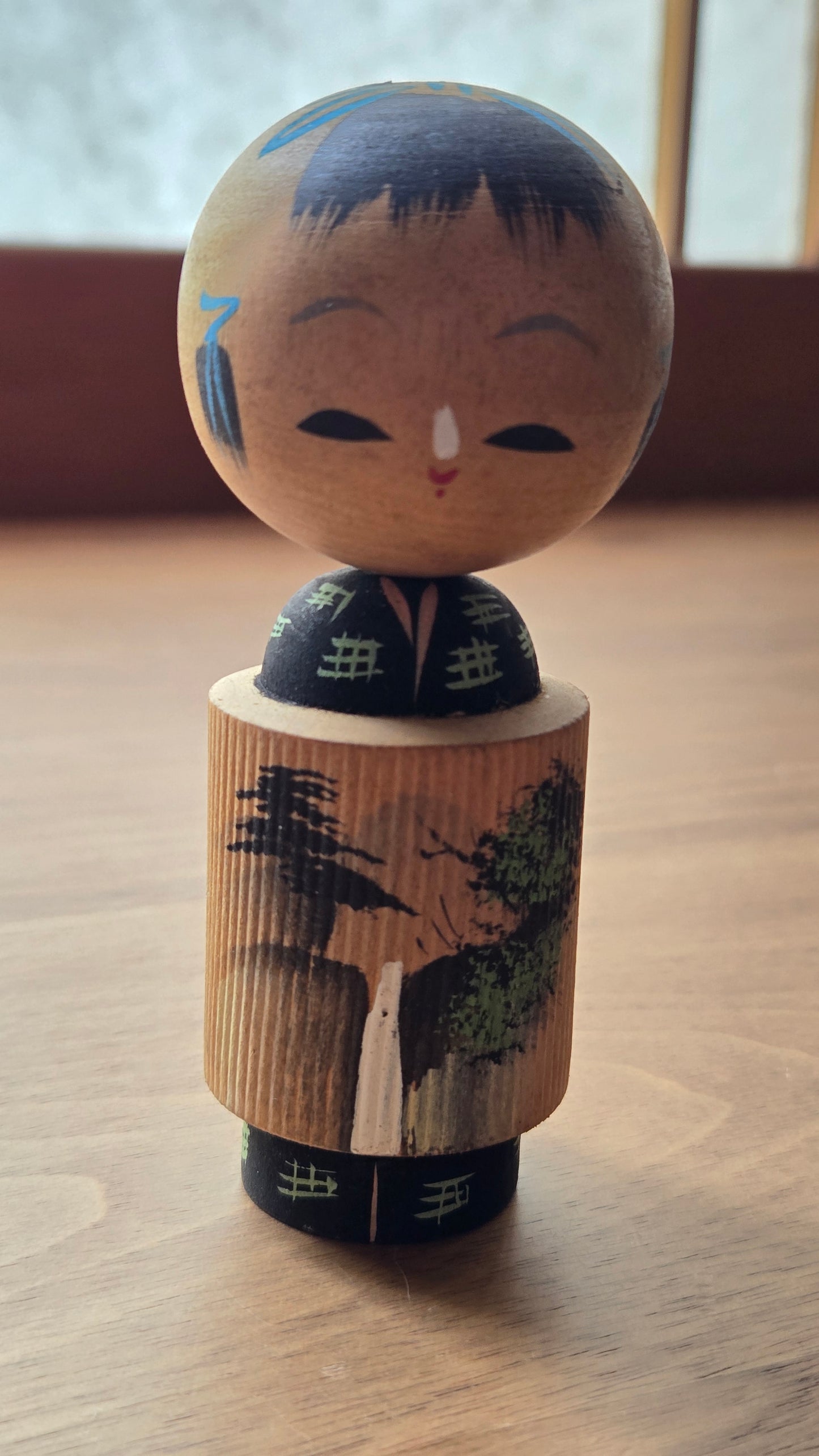 🪆🌊 Kokeshi sōsaku miniature « Taki » — paysage à la cascade, style suiboku
