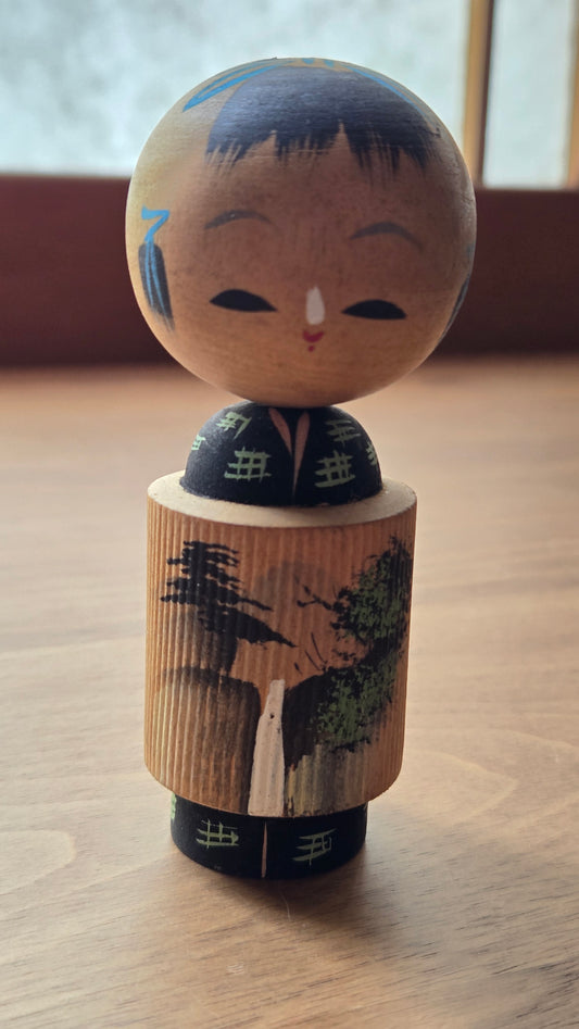 🪆🌊 Kokeshi sōsaku miniature « Taki » — paysage à la cascade, style suiboku