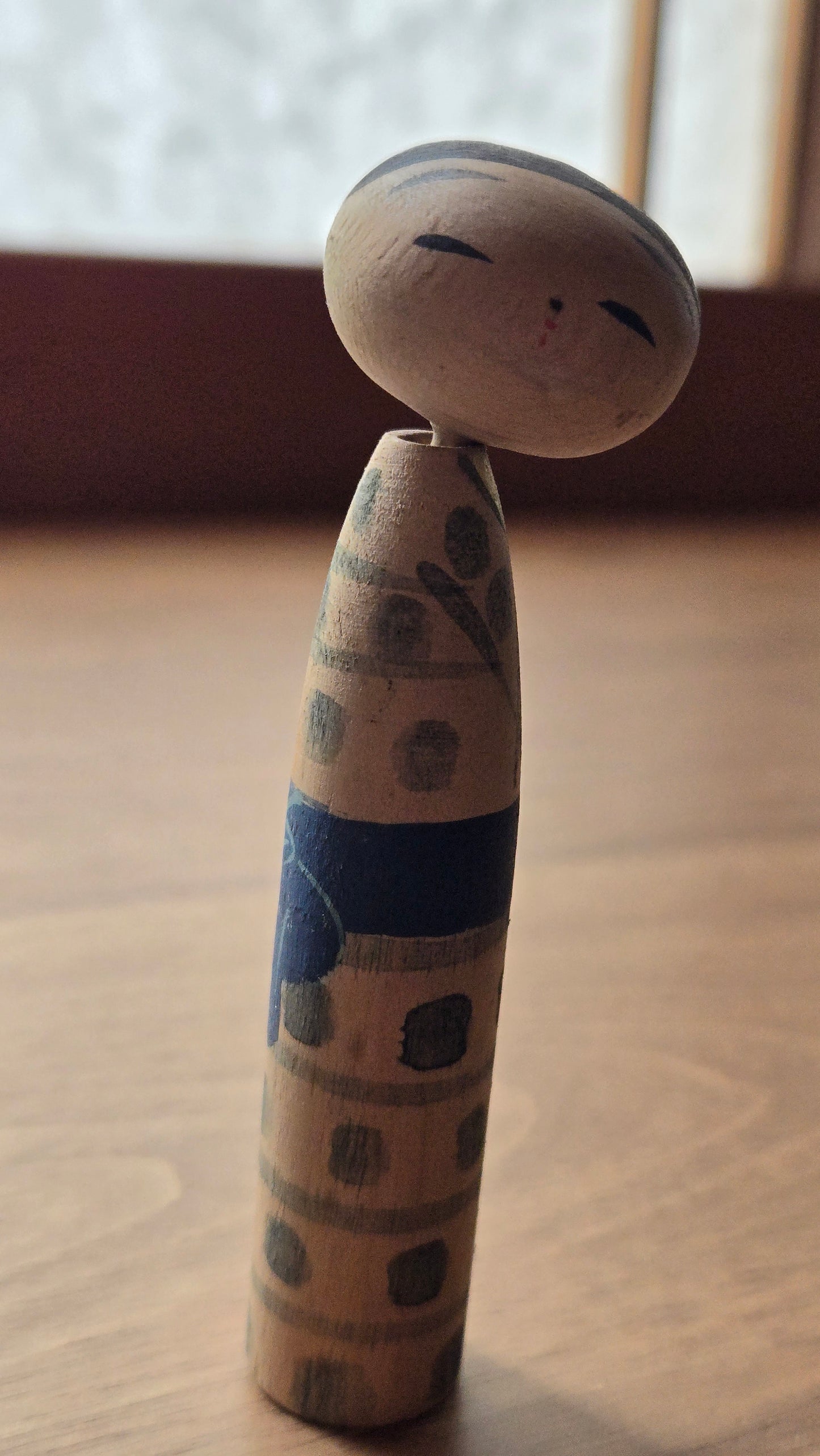 🪆💙 Kokeshi sōsaku — obi de kimono indigo, décor abstrait gris, tête inclinée
