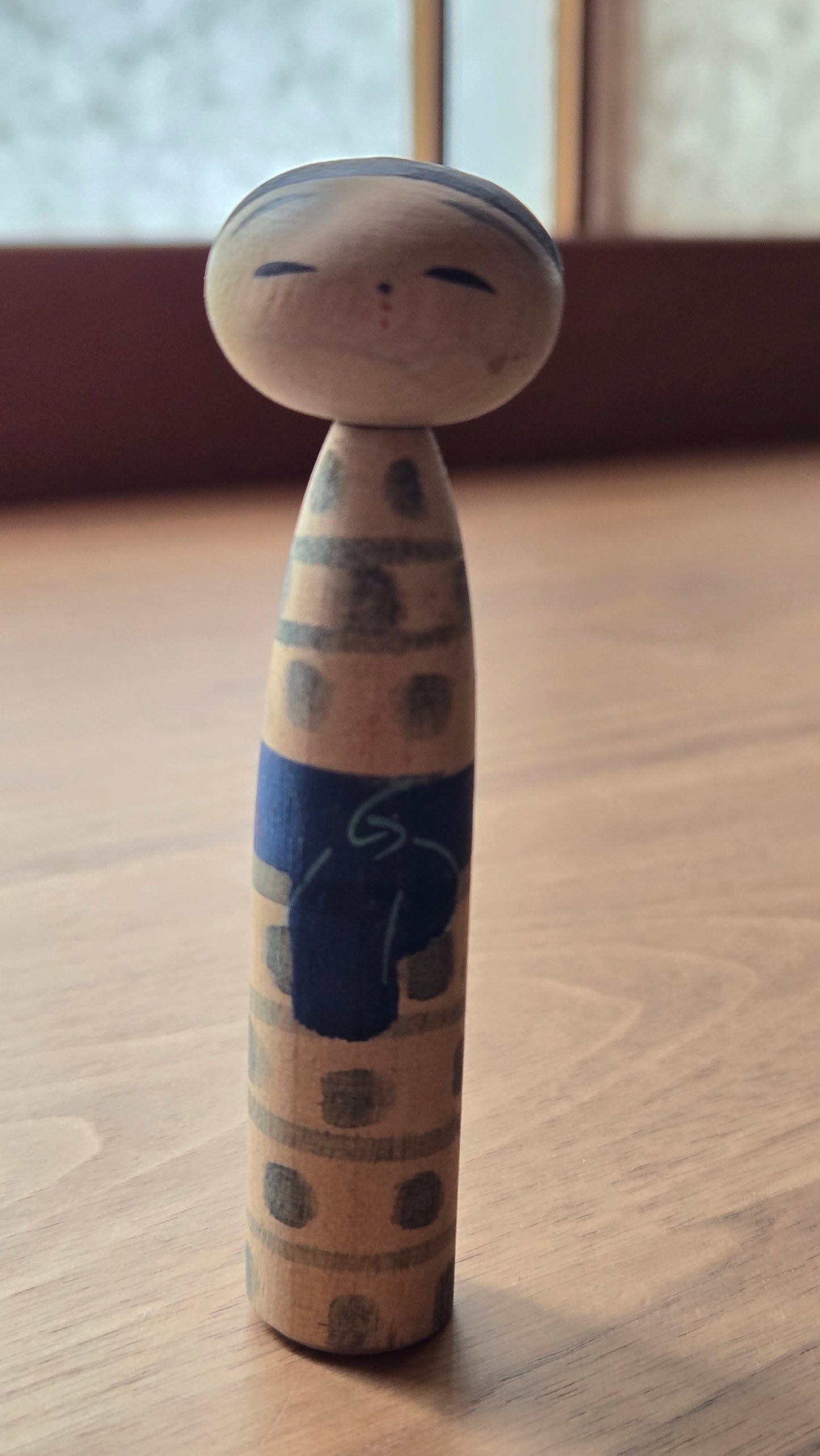 🪆💙 Kokeshi sōsaku — obi de kimono indigo, décor abstrait gris, tête inclinée