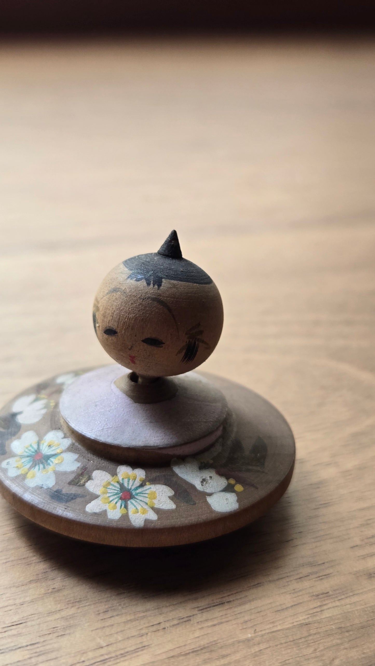 🪆🌸 Toupie décorative japonaise (koma) — figurine et décor floral peint