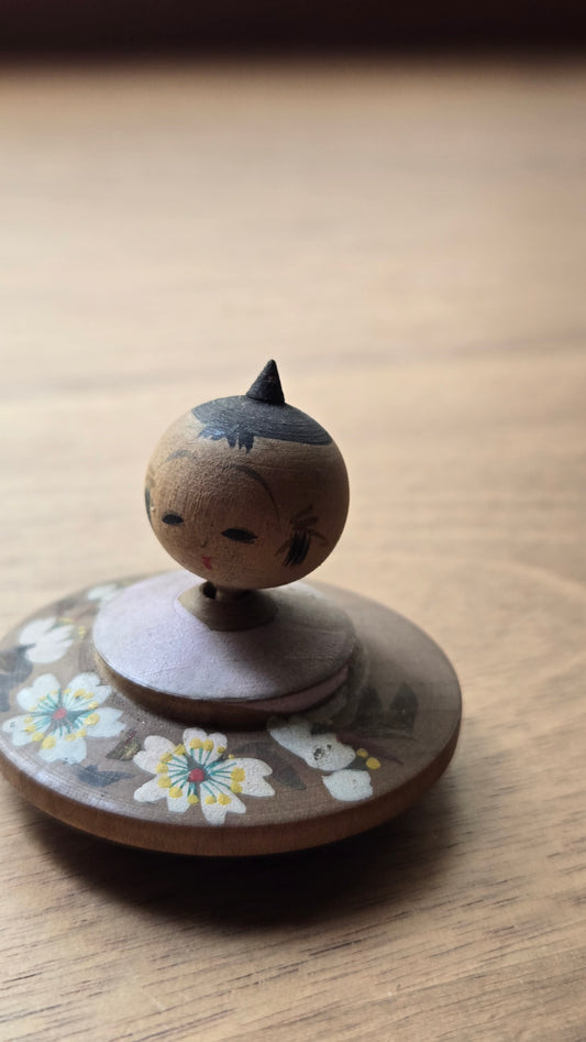 🪆🌸 Toupie décorative japonaise (koma) — figurine et décor floral peint