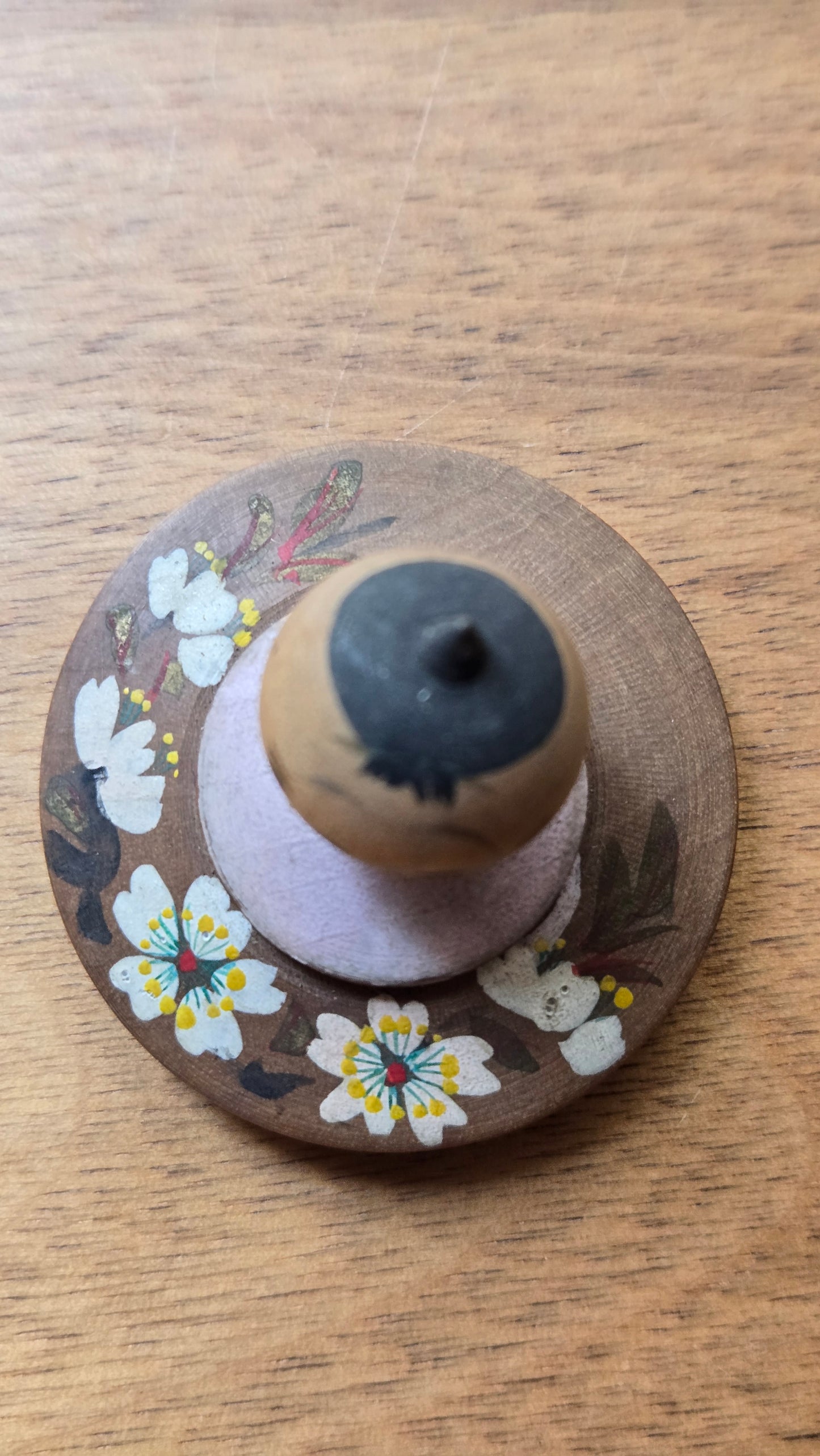 🪆🌸 Toupie décorative japonaise (koma) — figurine et décor floral peint