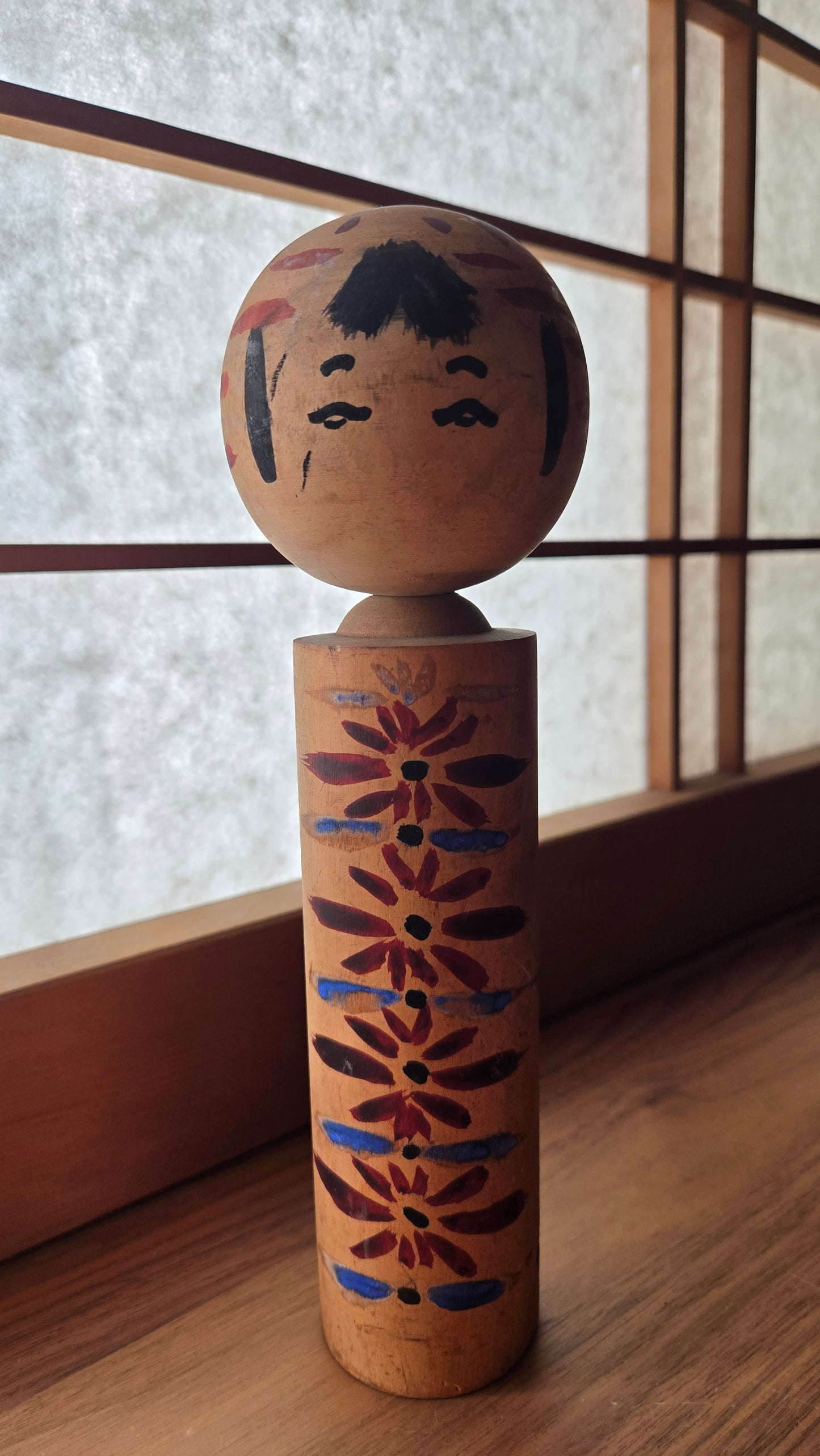🪆 Kokeshi ancienne — motif chrysanthèmes répétés