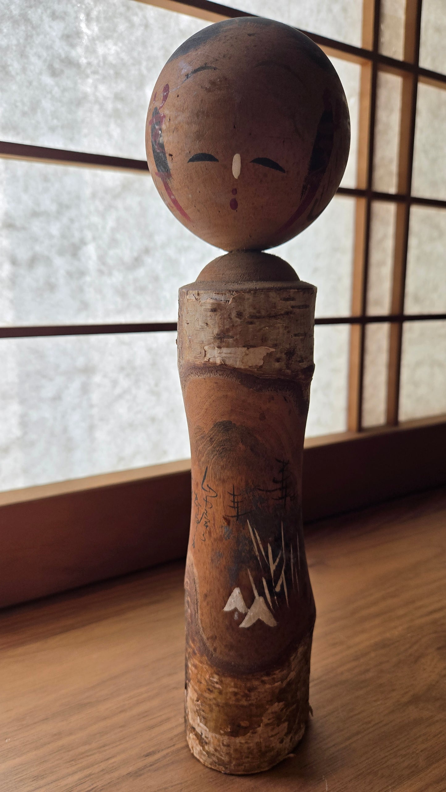 🪆 Kokeshi sōsaku ancienne — bois écorcé, paysage sumi-e et calligraphie | 28 cm