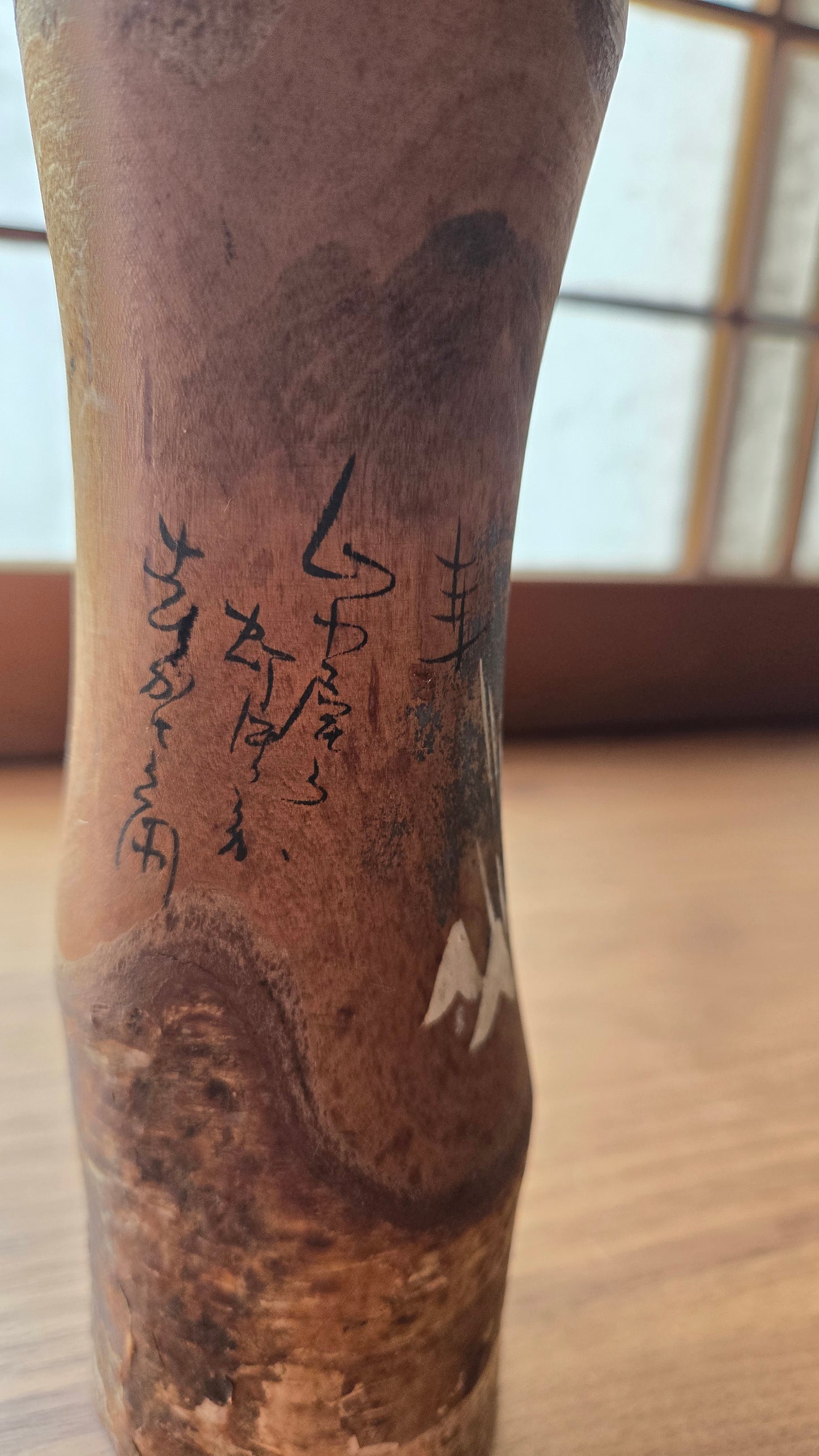 🪆 Kokeshi sōsaku ancienne — bois écorcé, paysage sumi-e et calligraphie | 28 cm