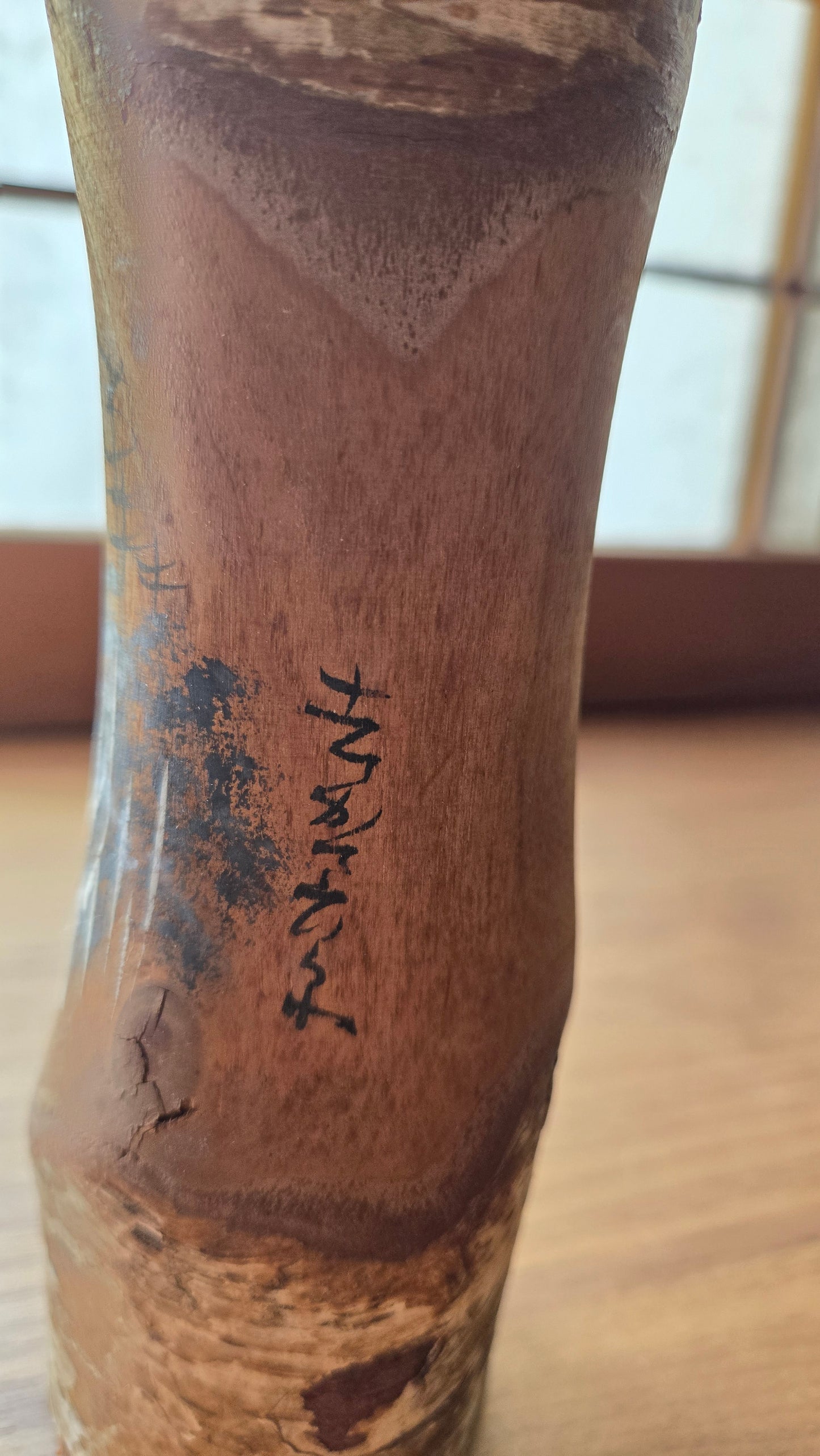 🪆 Kokeshi sōsaku ancienne — bois écorcé, paysage sumi-e et calligraphie | 28 cm