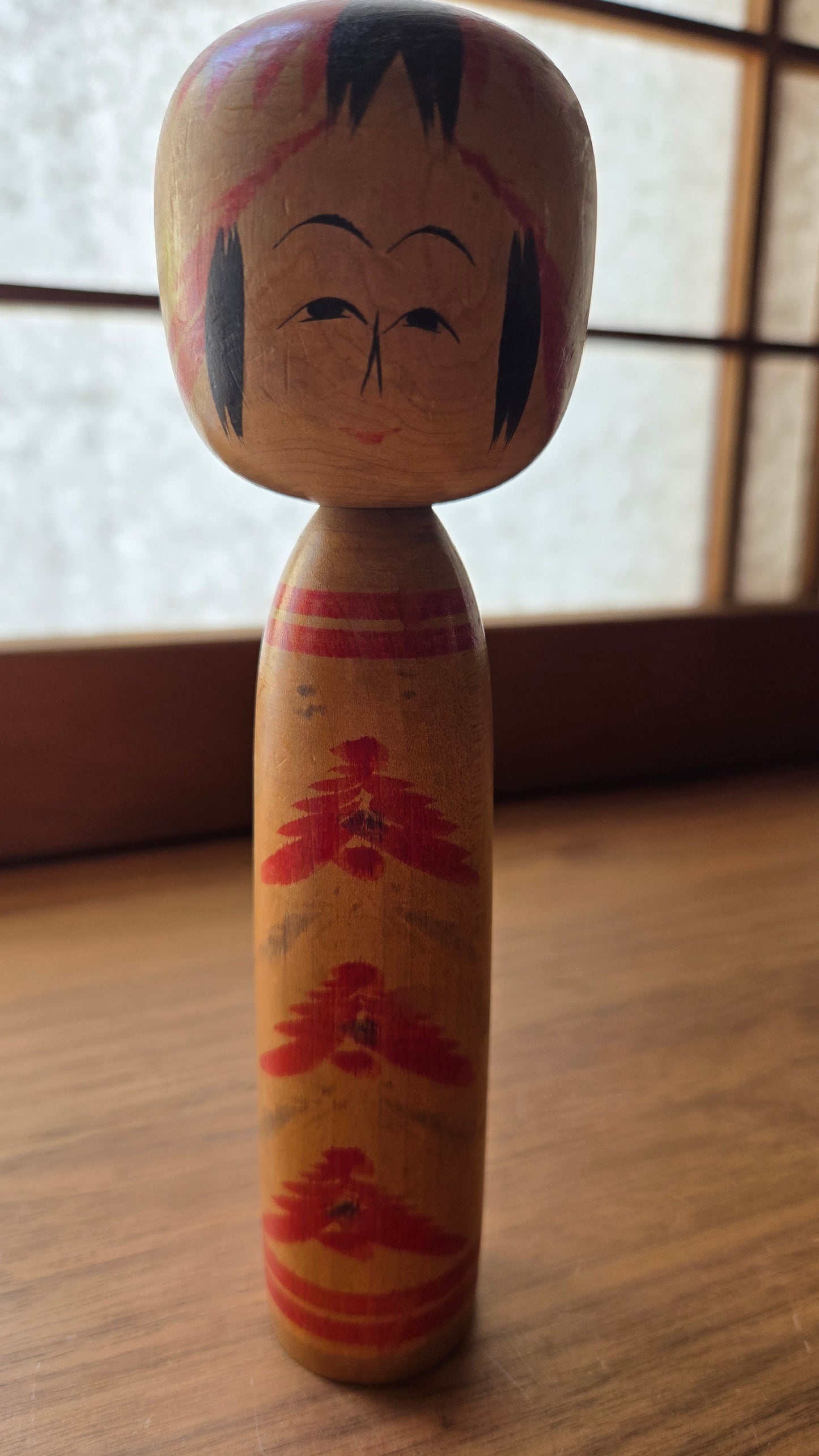 🪆 Kokeshi traditionnelle style Tsugaru — signée Kudō | bois tourné peint à la main | 18 cm
