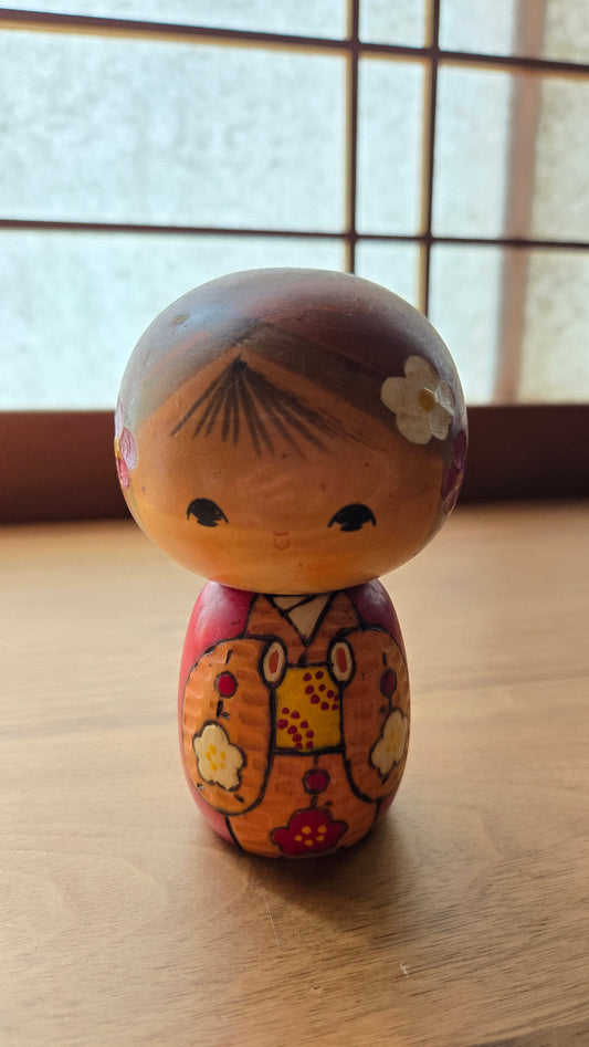 🌸 Kokeshi traditionnelle peinte à la main — motifs floraux, kimono orange et prunier