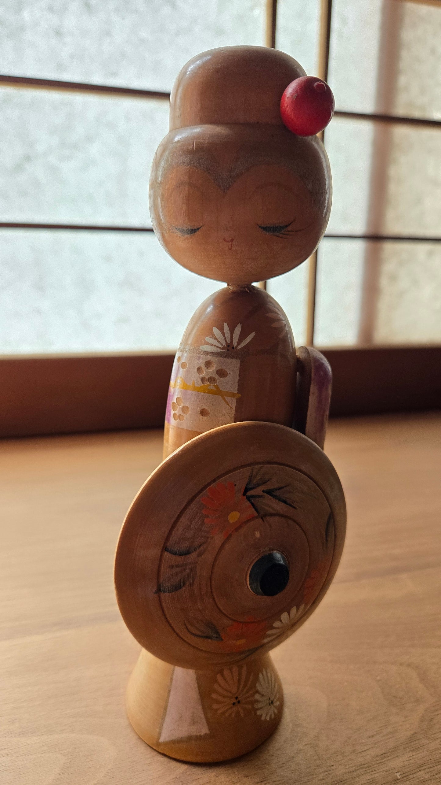 🌸 Kokeshi sōsaku — figure contemplative au disque, chignon laqué rouge