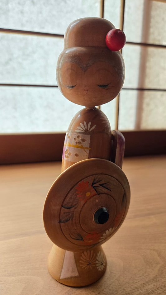 🌸 Kokeshi sōsaku — figure contemplative au disque, chignon laqué rouge