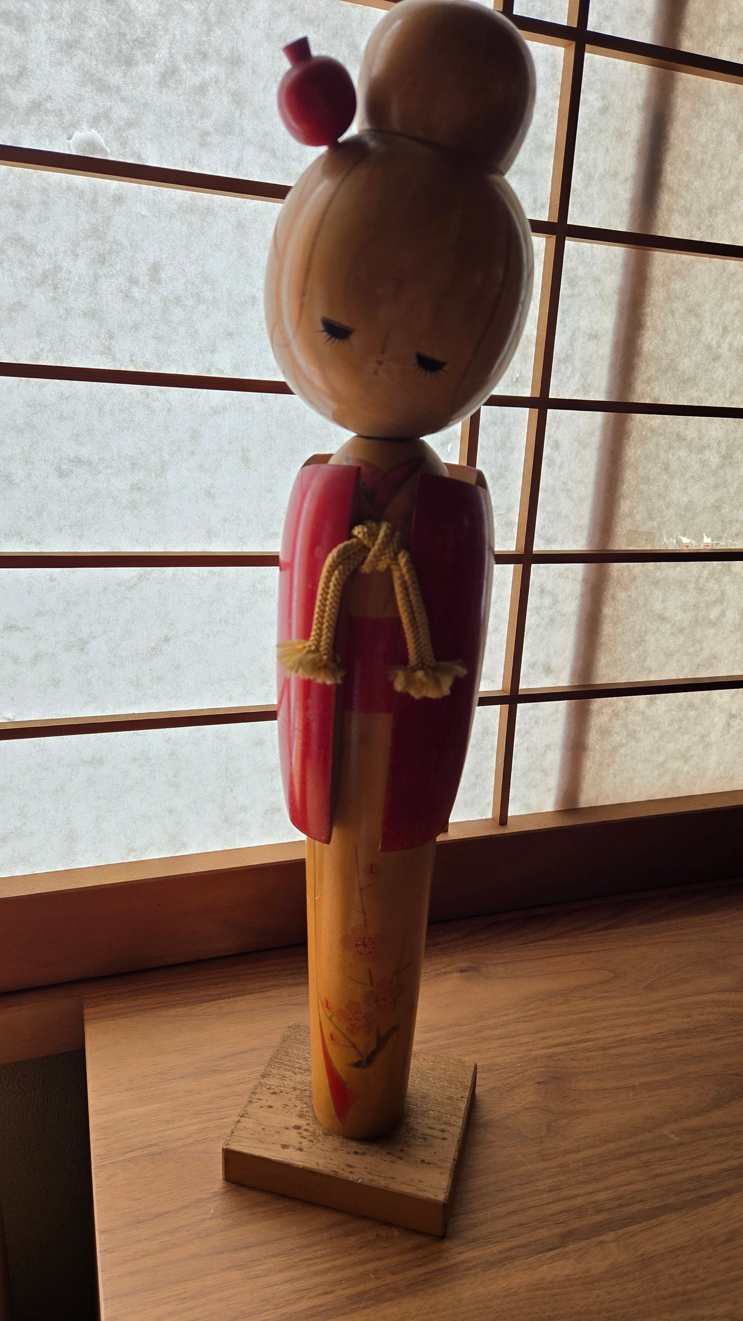 🌸 Grande kokeshi sōsaku — maiko au kimono rouge, cordon doré, socle daté — 54 cm