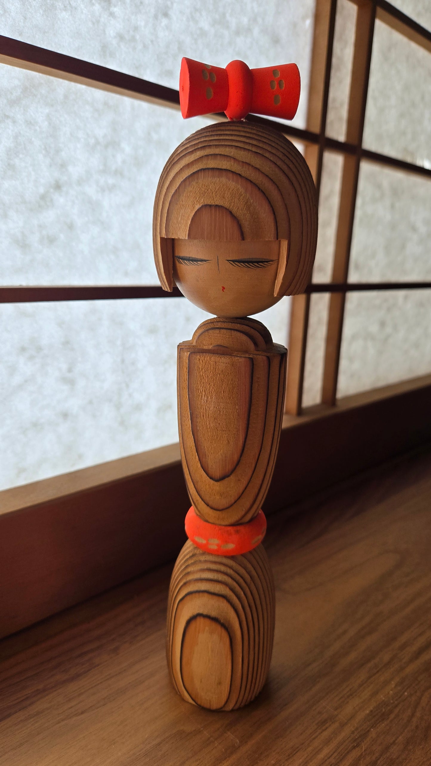 🎀 Kokeshi sōsaku sculpturale — nœud rouge, grain de bois veiné, style architectural