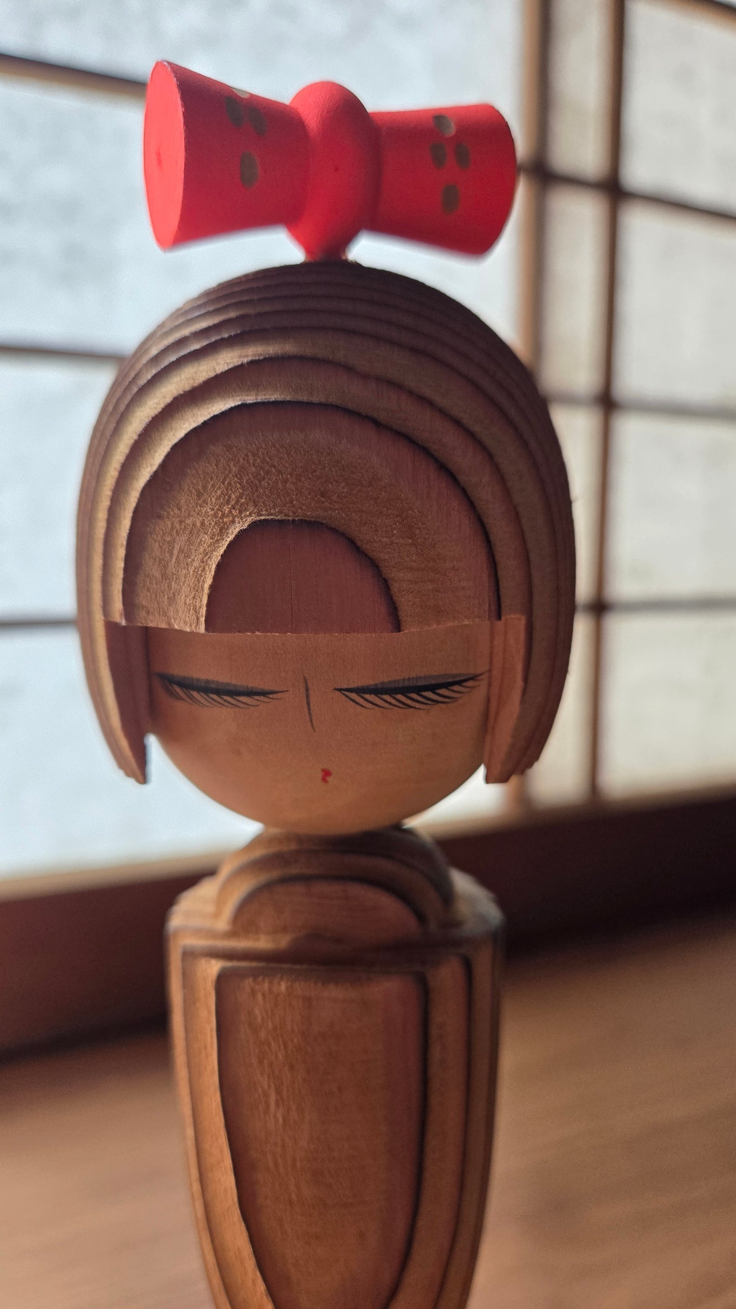 🎀 Kokeshi sōsaku sculpturale — nœud rouge, grain de bois veiné, style architectural