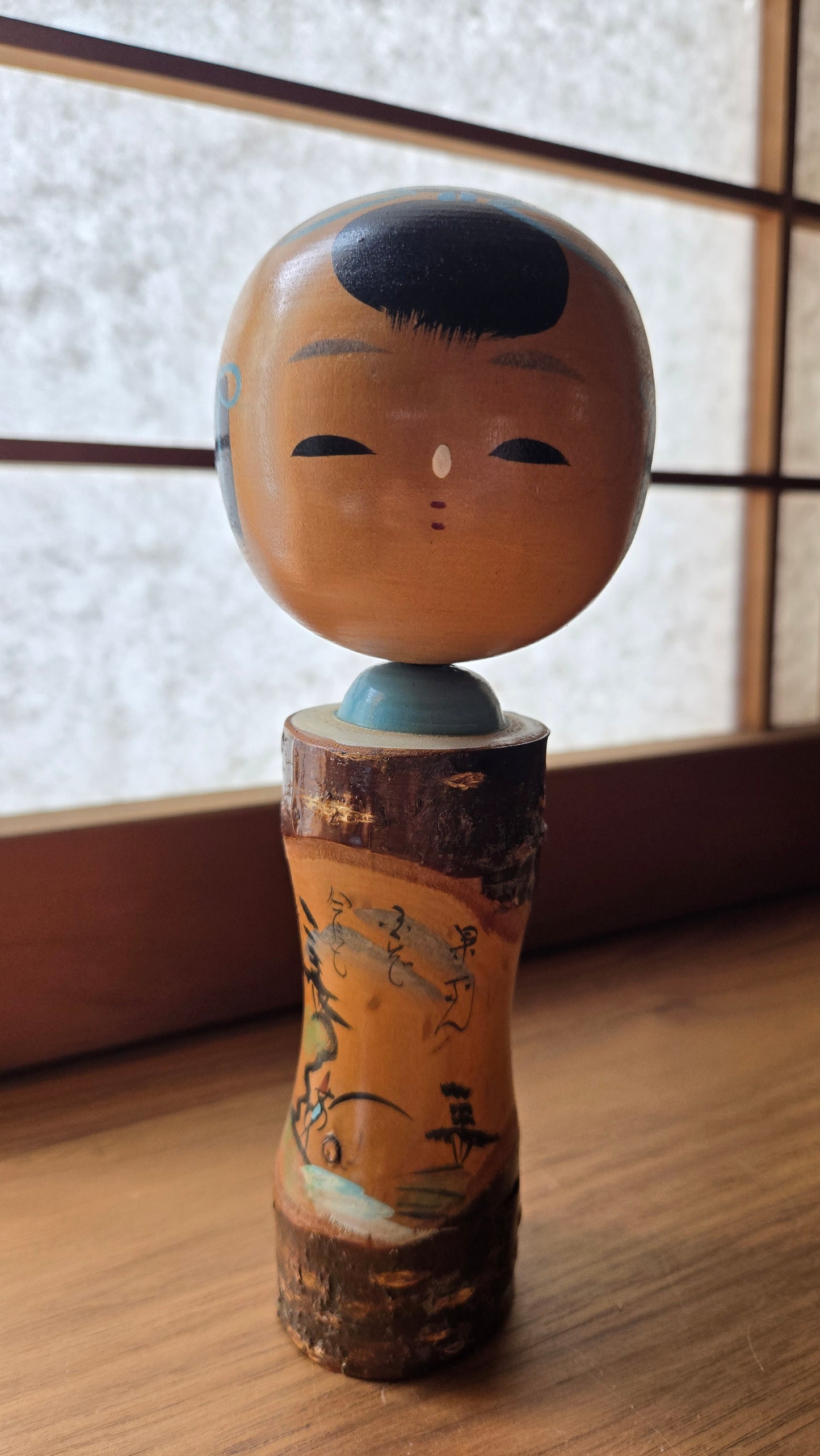 🏔️ Kokeshi sōsaku sur branche naturelle — paysage Fuji et calligraphie peints, col céladon — 20 cm