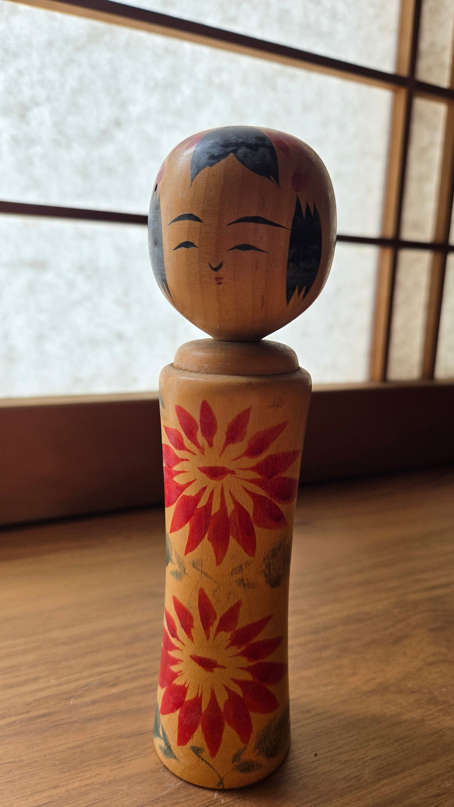🌸 Kokeshi traditionnelle Naruko — chrysanthèmes rouge et or, mèches rouges — 18 cm