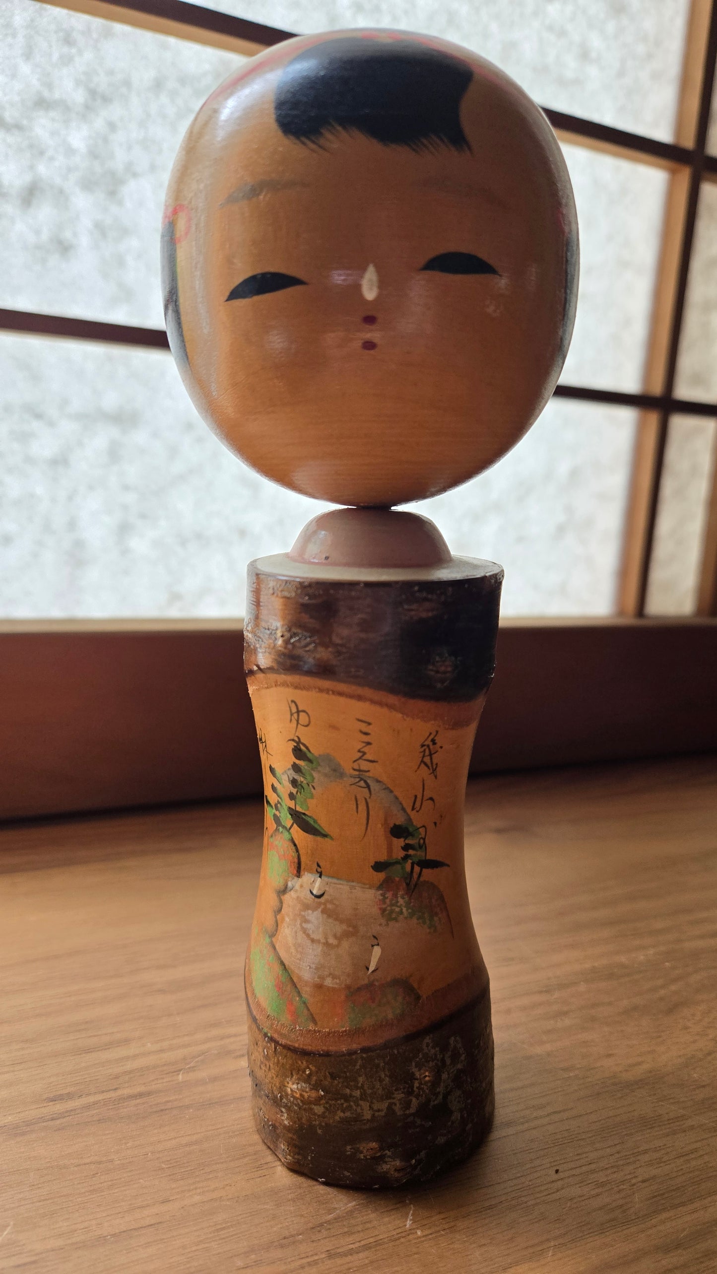 🏔️ Kokeshi sōsaku sur branche naturelle — paysage et poème calligraphié, col rosé — 20 cm