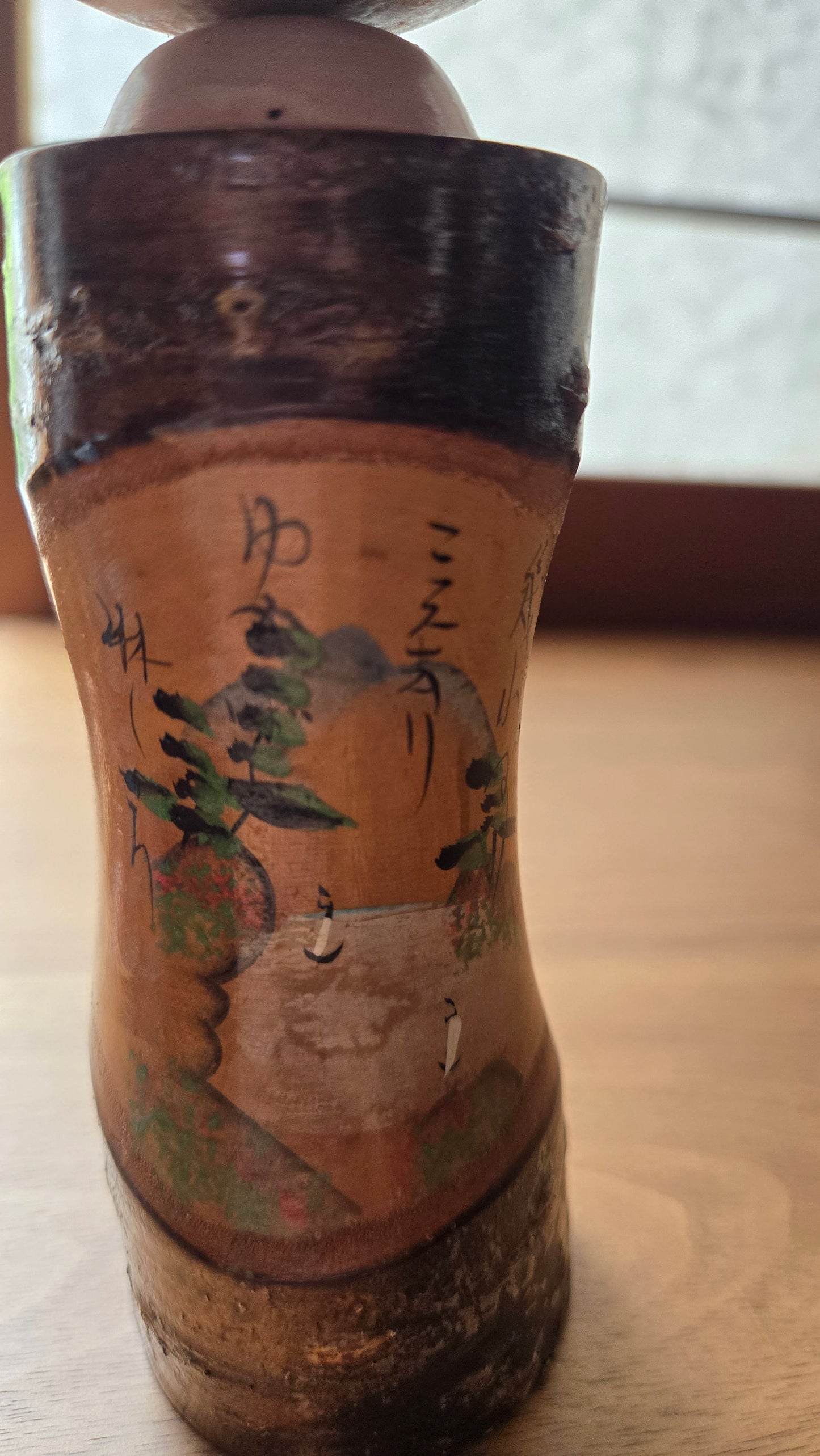 🏔️ Kokeshi sōsaku sur branche naturelle — paysage et poème calligraphié, col rosé — 20 cm