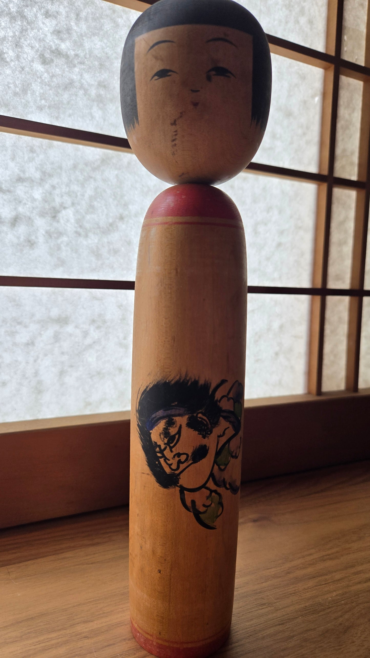 🎭 Kokeshi sōsaku — Daruma peint à l'encre, style zenga — signature calligraphiée — 30 cm