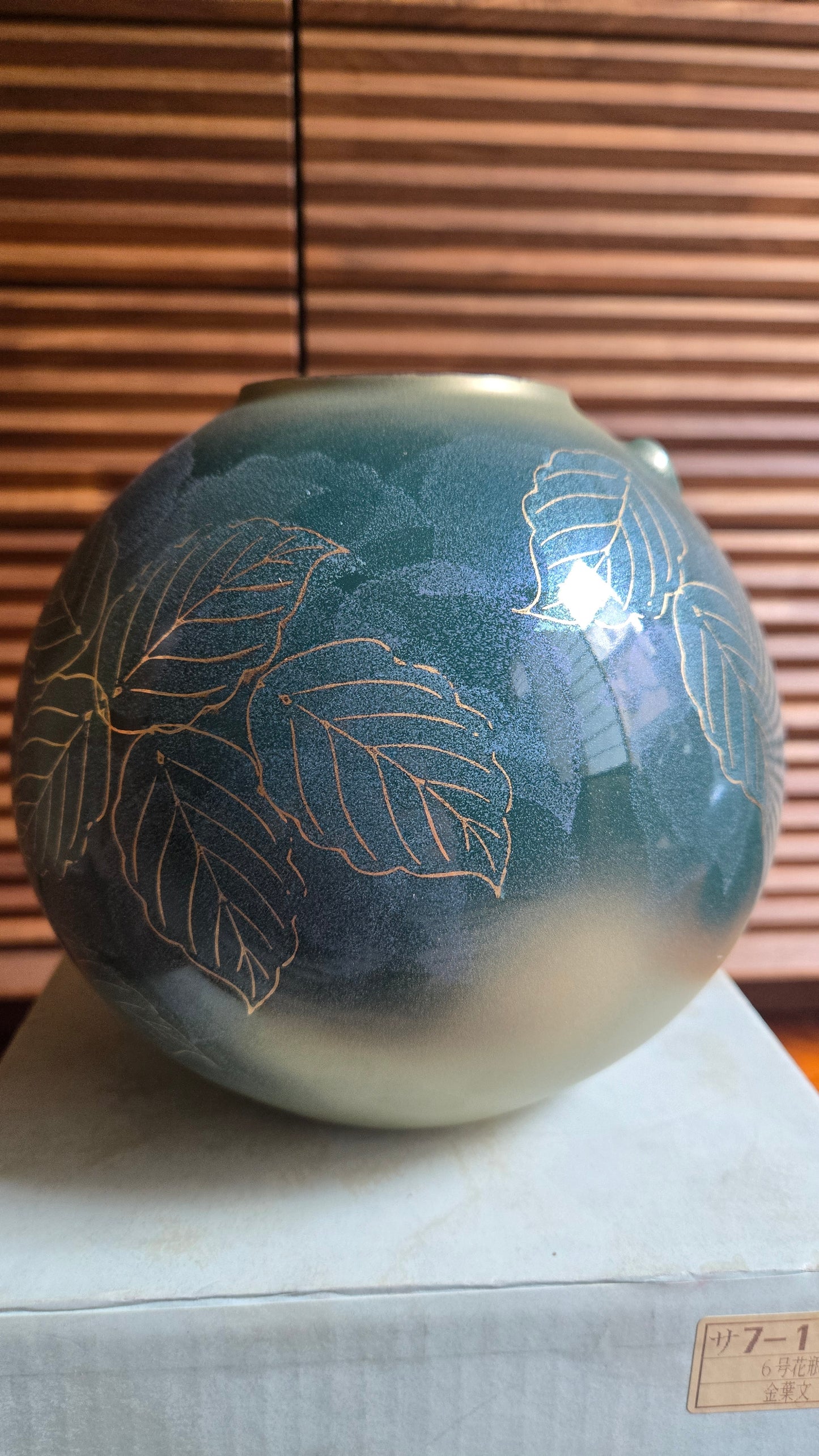 🔵 Vase boule en céramique japonaise — décor de feuilles dorées sur fond bleu-vert
