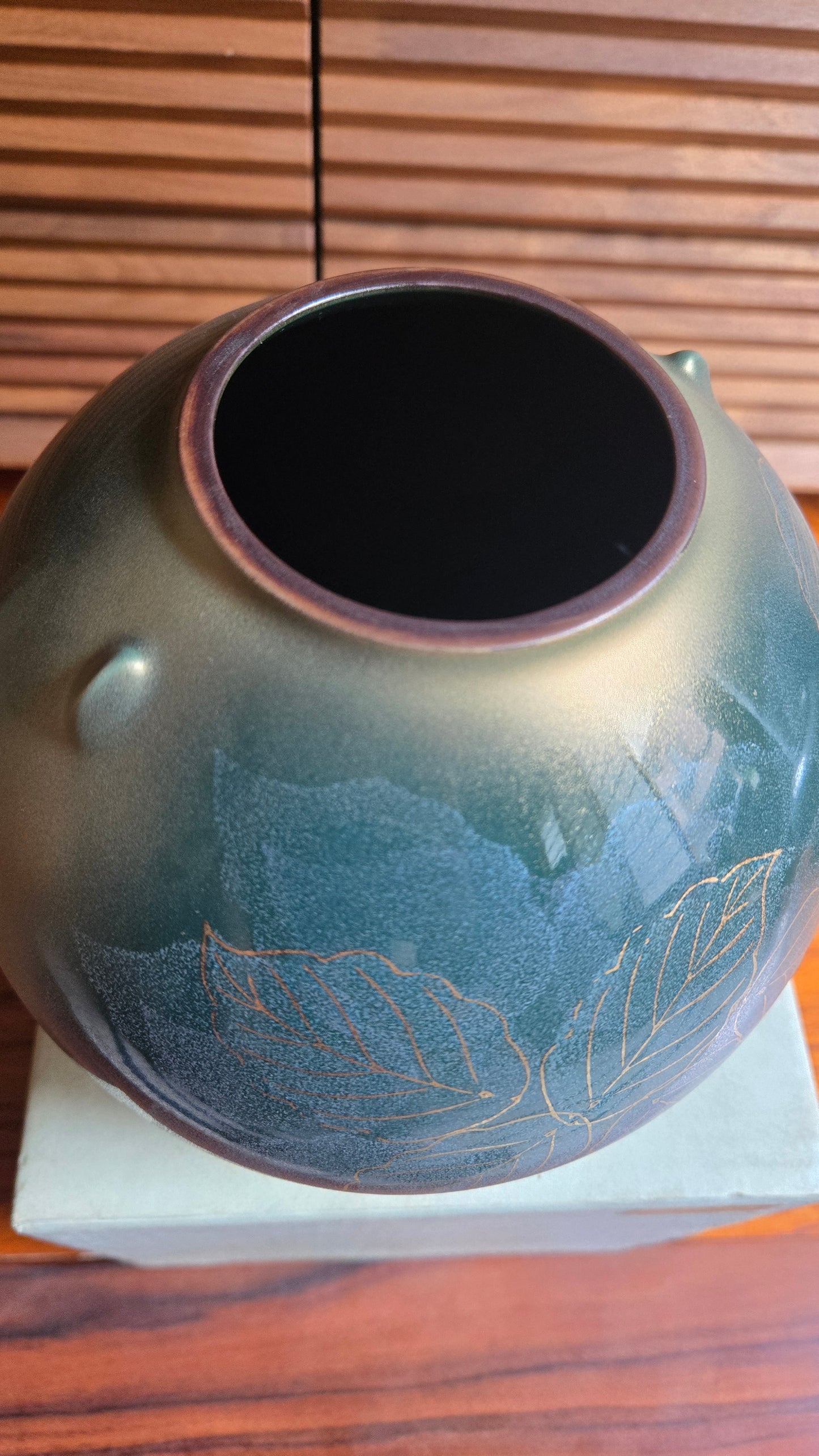 🔵 Vase boule en céramique japonaise — décor de feuilles dorées sur fond bleu-vert