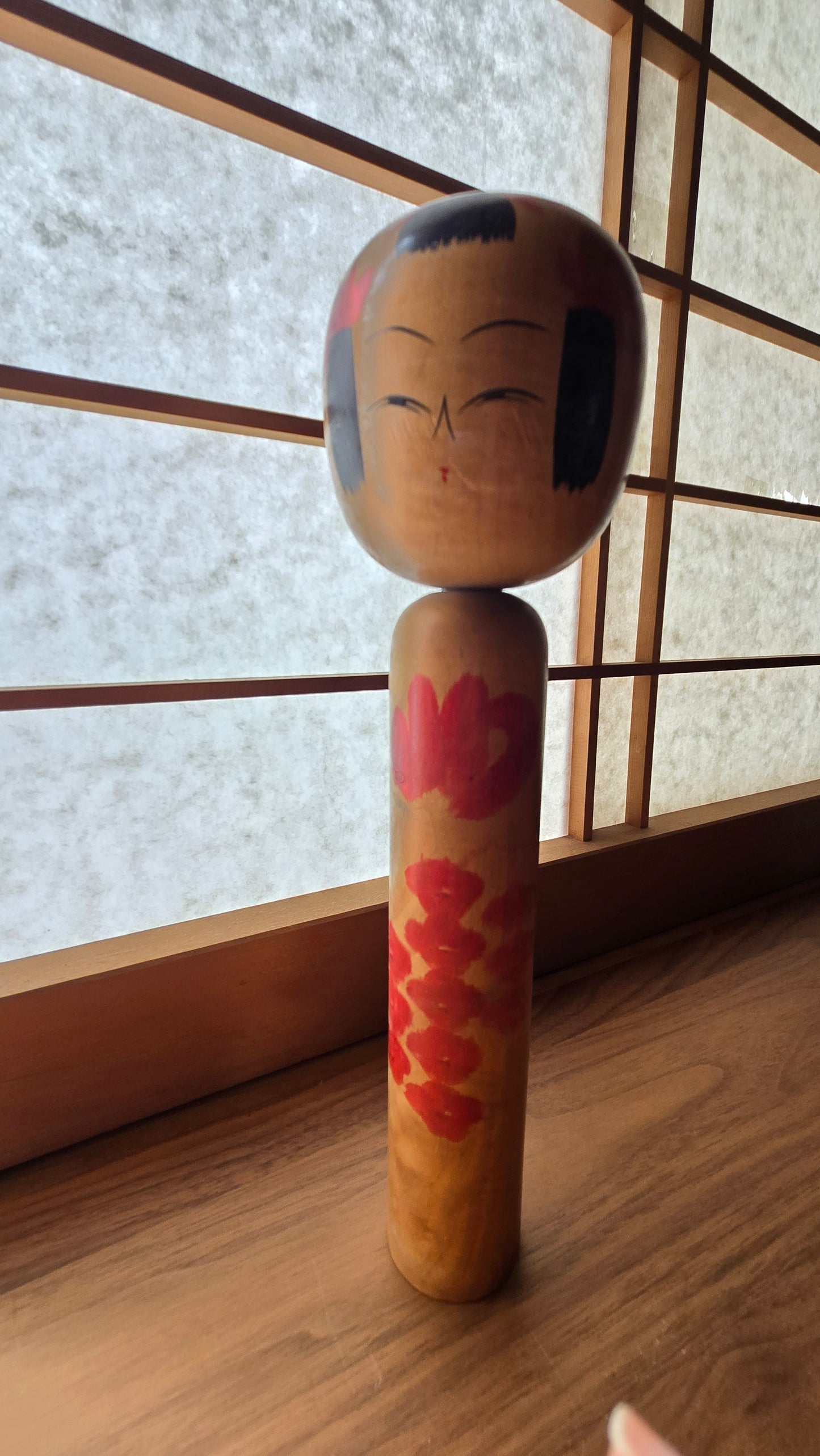 Kokeshi vintage signée — Fleurs rouges au pinceau, style Tōgatta, signée 武田信〇