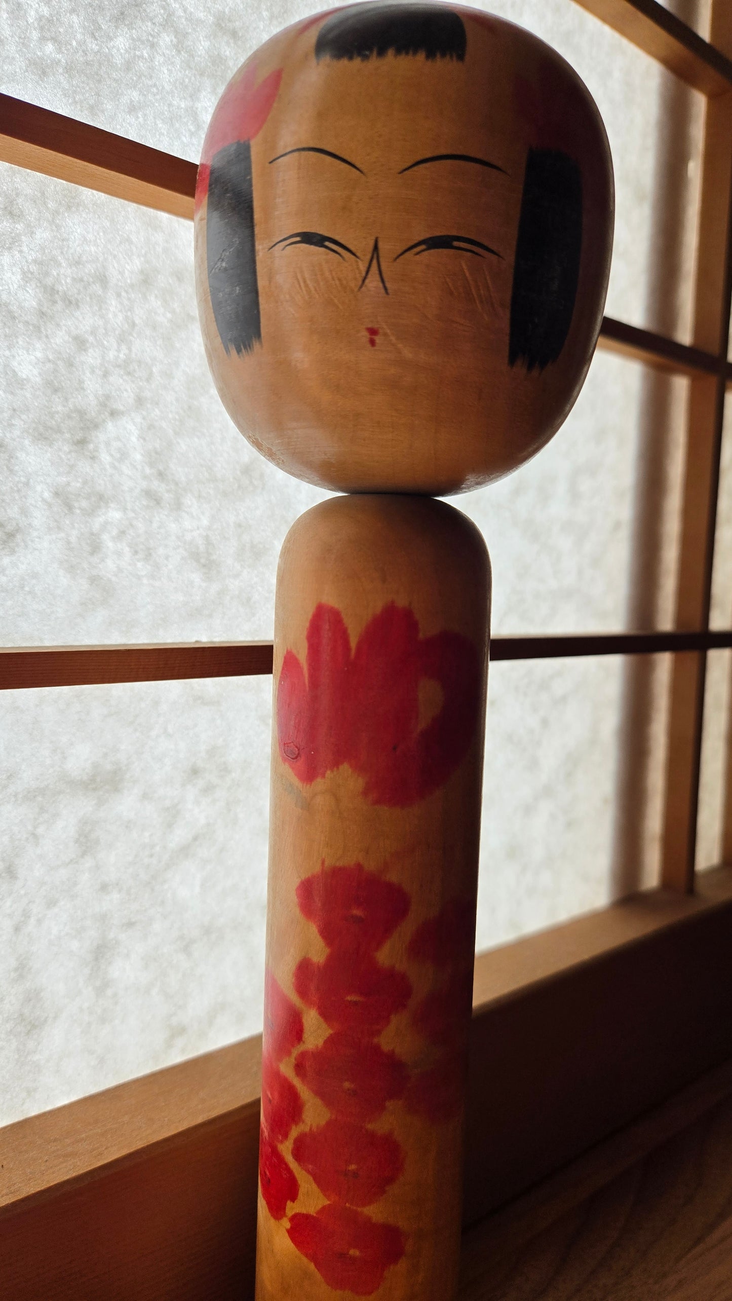 Kokeshi vintage signée — Fleurs rouges au pinceau, style Tōgatta, signée 武田信〇