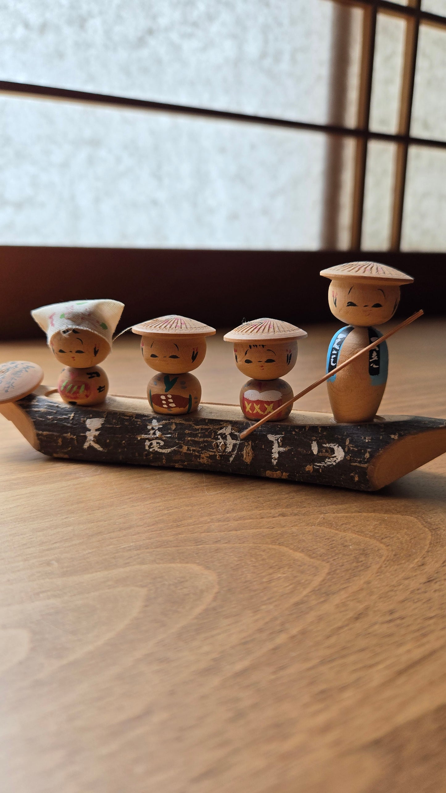 Scène miniature vintage — Barque et bateliers de la rivière Tenryū, 5 personnages peints