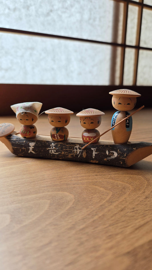 Scène miniature vintage — Barque et bateliers de la rivière Tenryū, 5 personnages peints