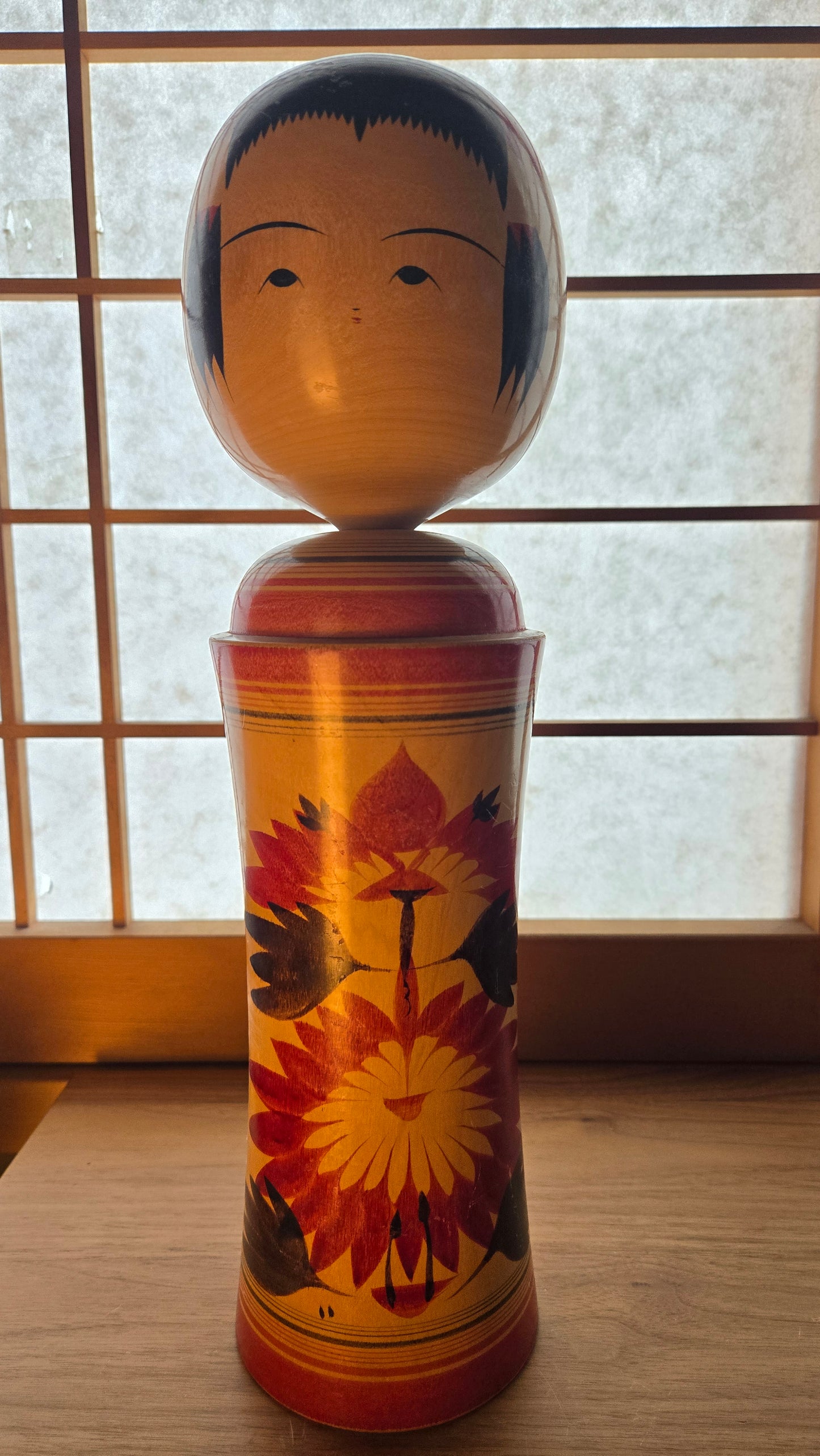 🌸 Kokeshi Naruko — grand modèle aux chrysanthèmes, école traditionelle du Tōhoku