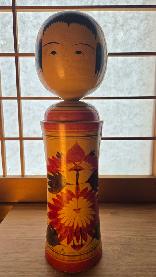 🌸 Kokeshi Naruko — grand modèle aux chrysanthèmes, école traditionelle du Tōhoku