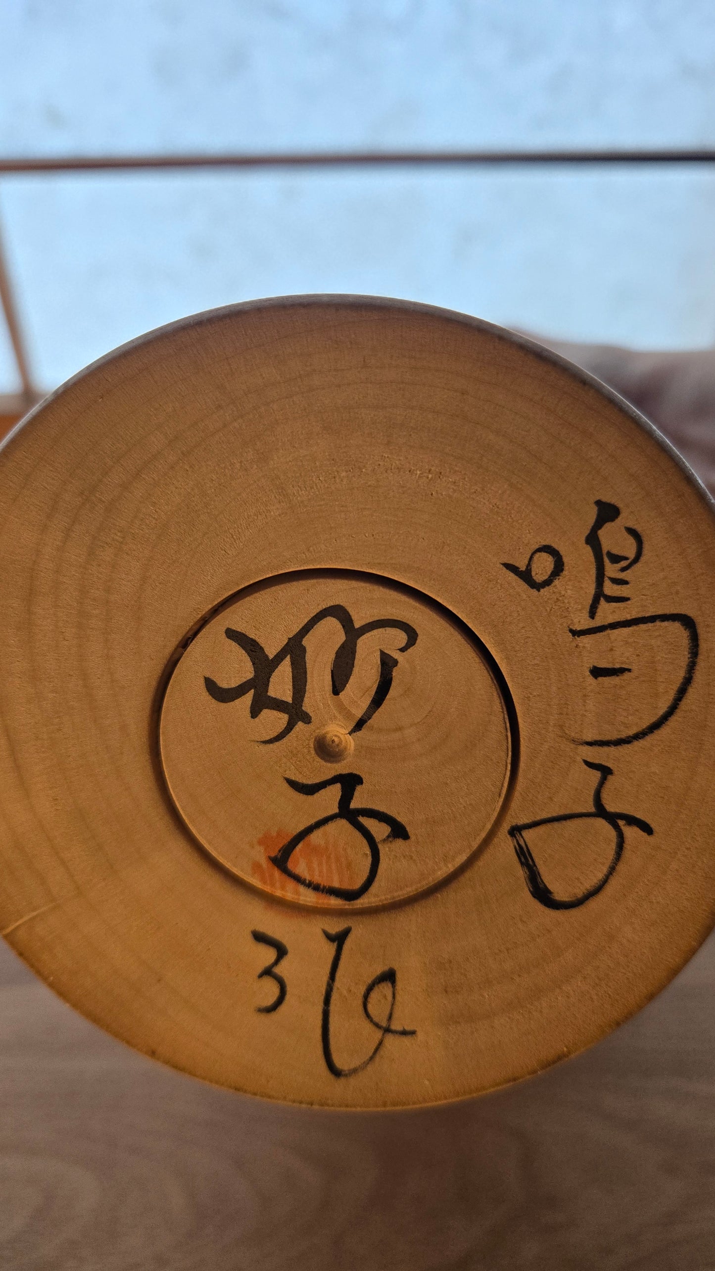 🌸 Kokeshi Naruko — grand modèle aux chrysanthèmes, école traditionelle du Tōhoku