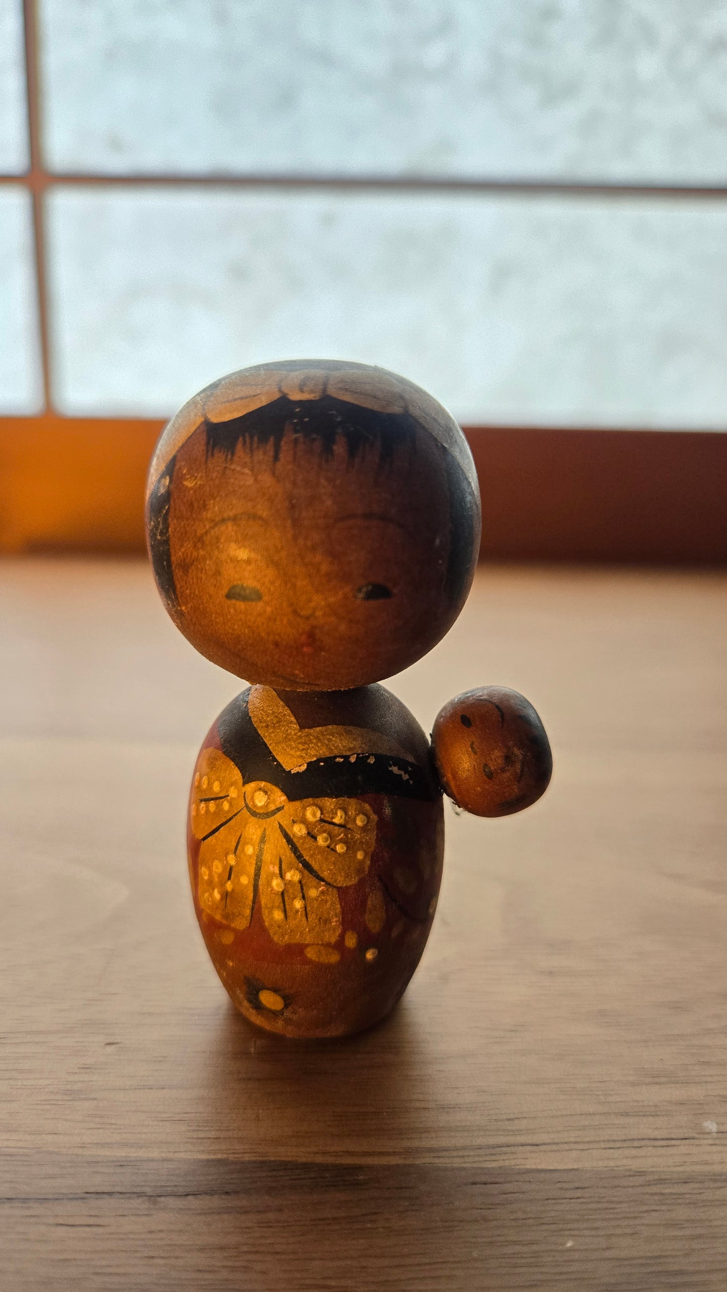 👶 Figurine en bois — Mère et enfant, décor doré sur fond noir
