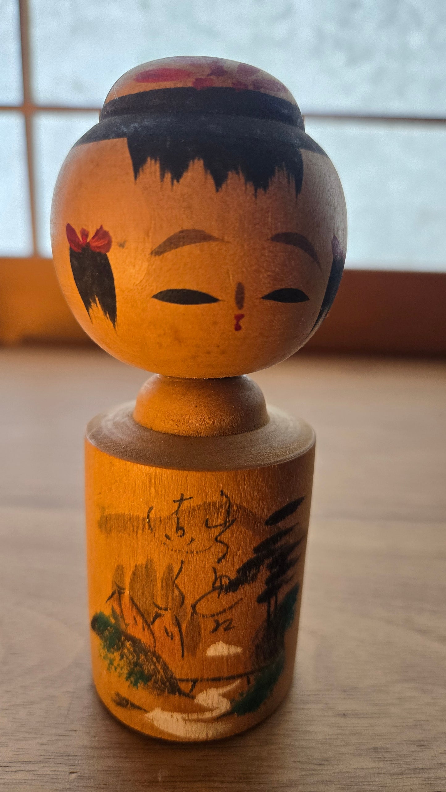 🌲 Kokeshi sōsaku — paysage à l'encre et poème, visage de femme au chignon