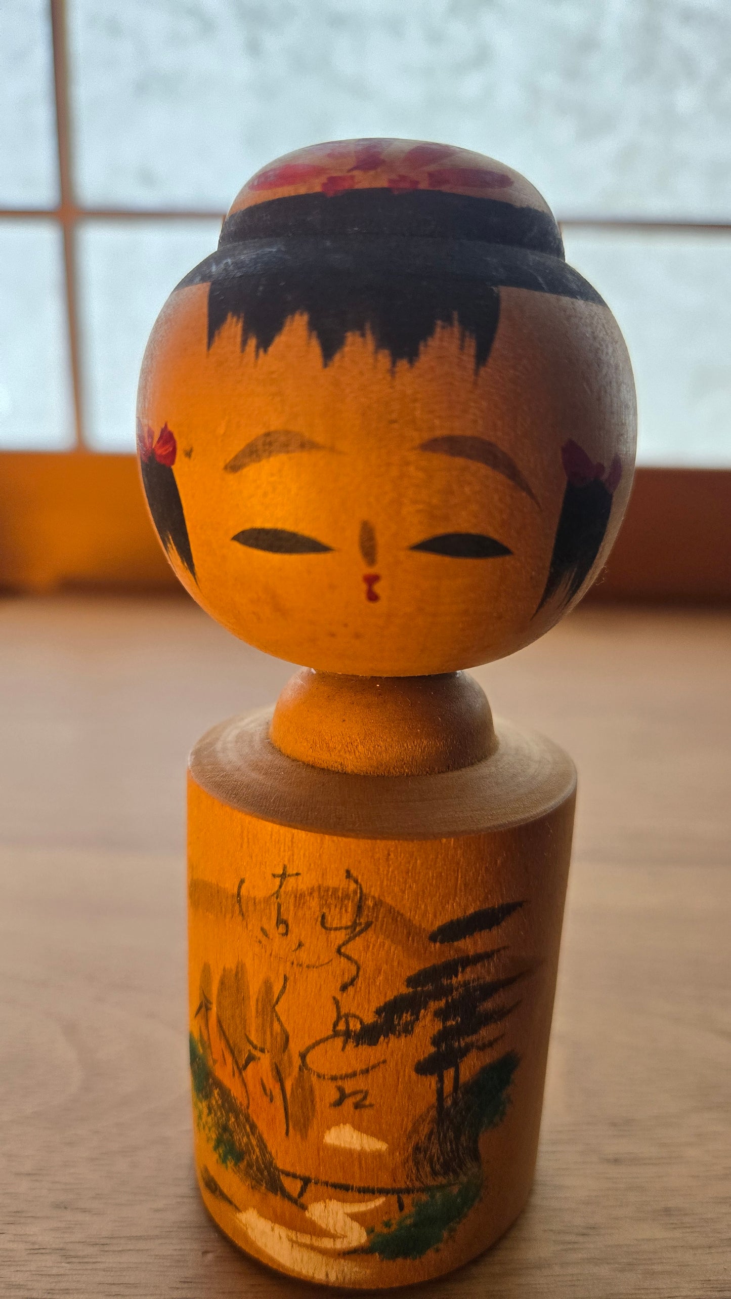 🌲 Kokeshi sōsaku — paysage à l'encre et poème, visage de femme au chignon
