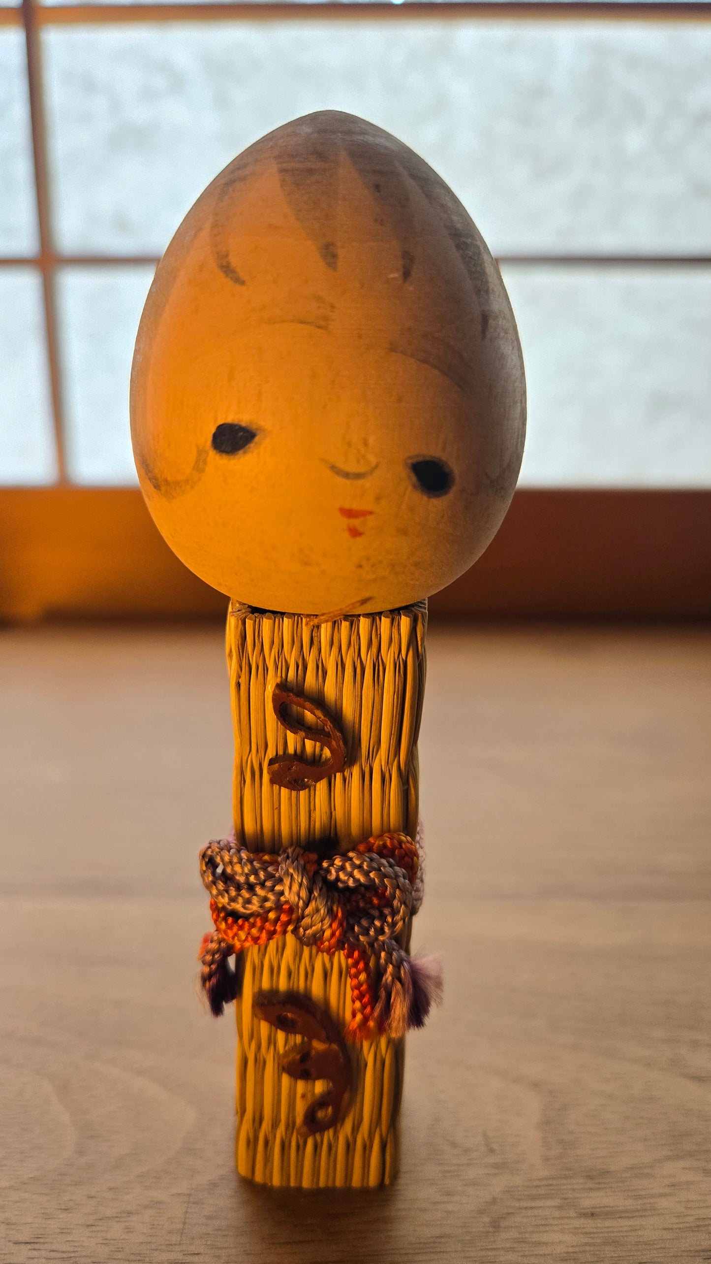 🌾 Poupée artisanale japonaise — tête en bois, corps en paille tressée