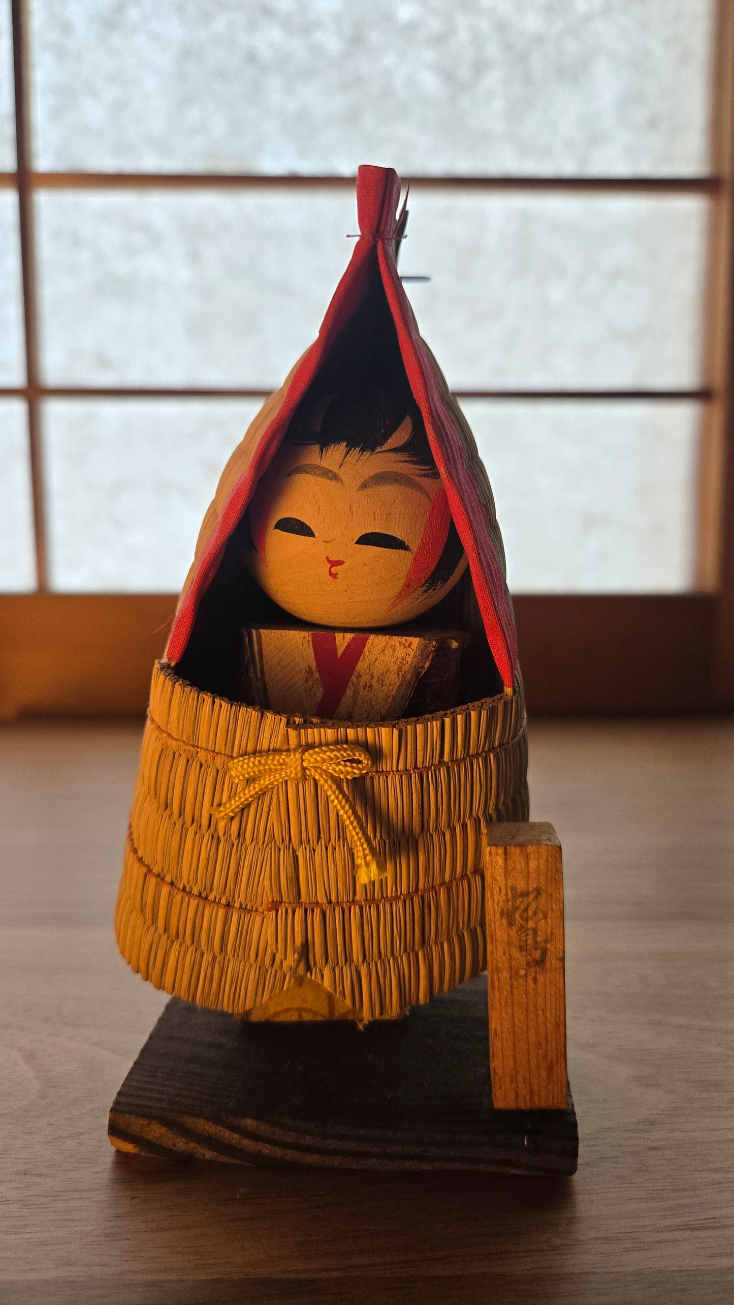 🌾 Poupée Mino — enfant au manteau de paille, artisanat populaire japonais