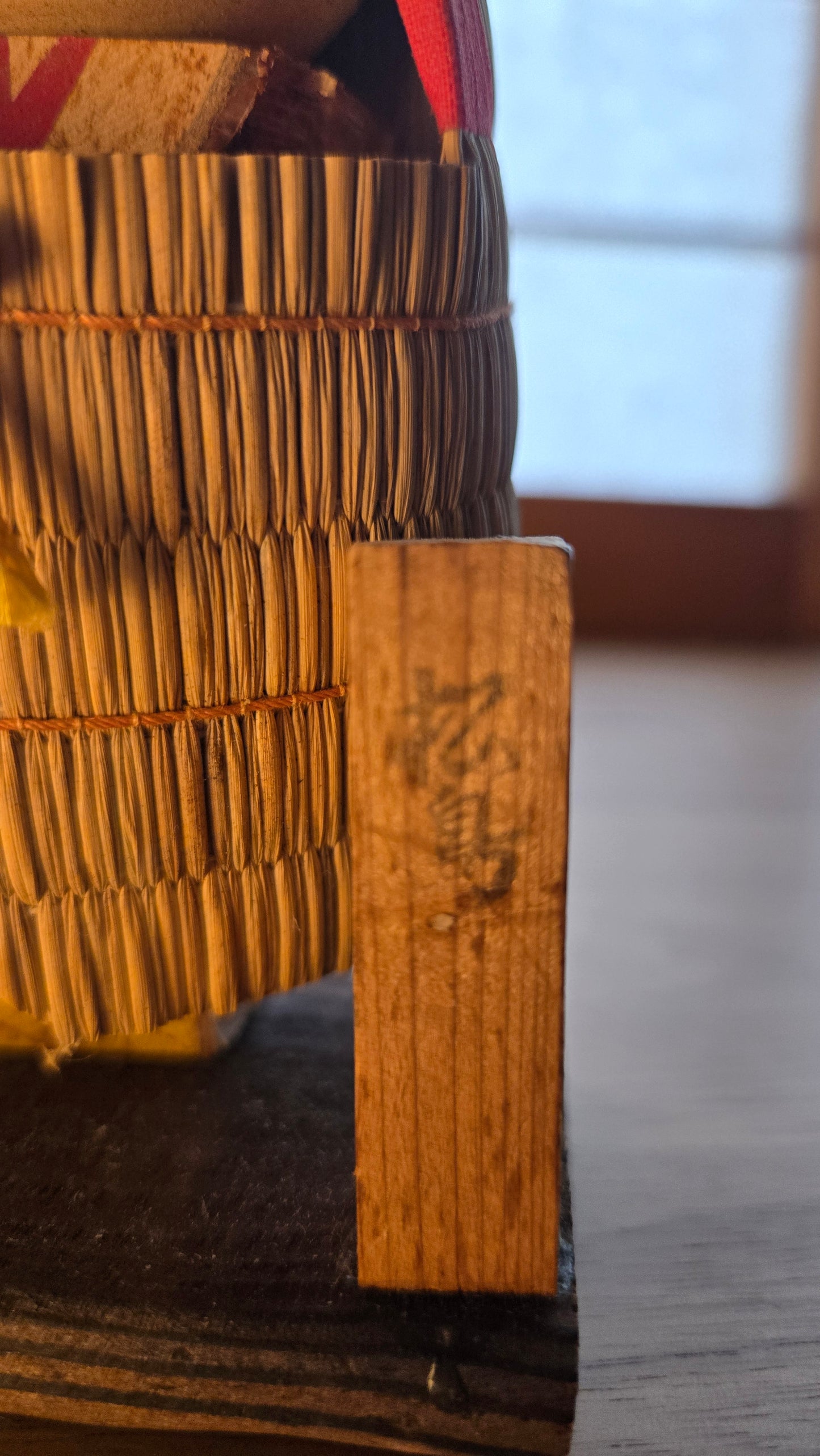 🌾 Poupée Mino — enfant au manteau de paille, artisanat populaire japonais