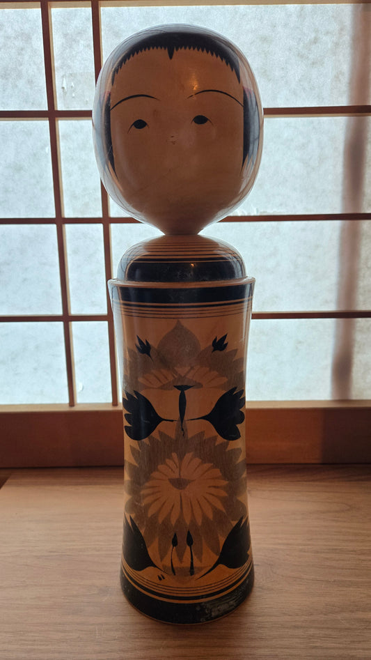 Grande kokeshi traditionnelle Tōgatta — décor floral bicolore — 40 cm