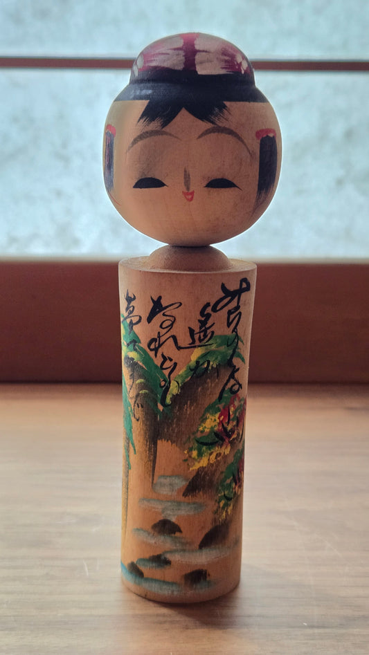 Kokeshi sōsaku peinte à la main — paysage de cascade et poème calligraphié — 15 cm