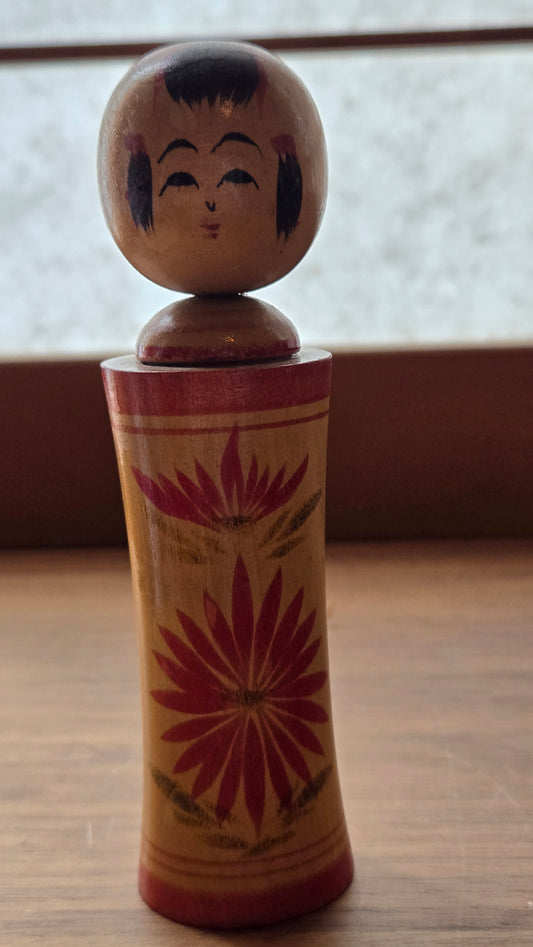 Kokeshi traditionnelle — décor floral rouge sur bois naturel — 12 cm