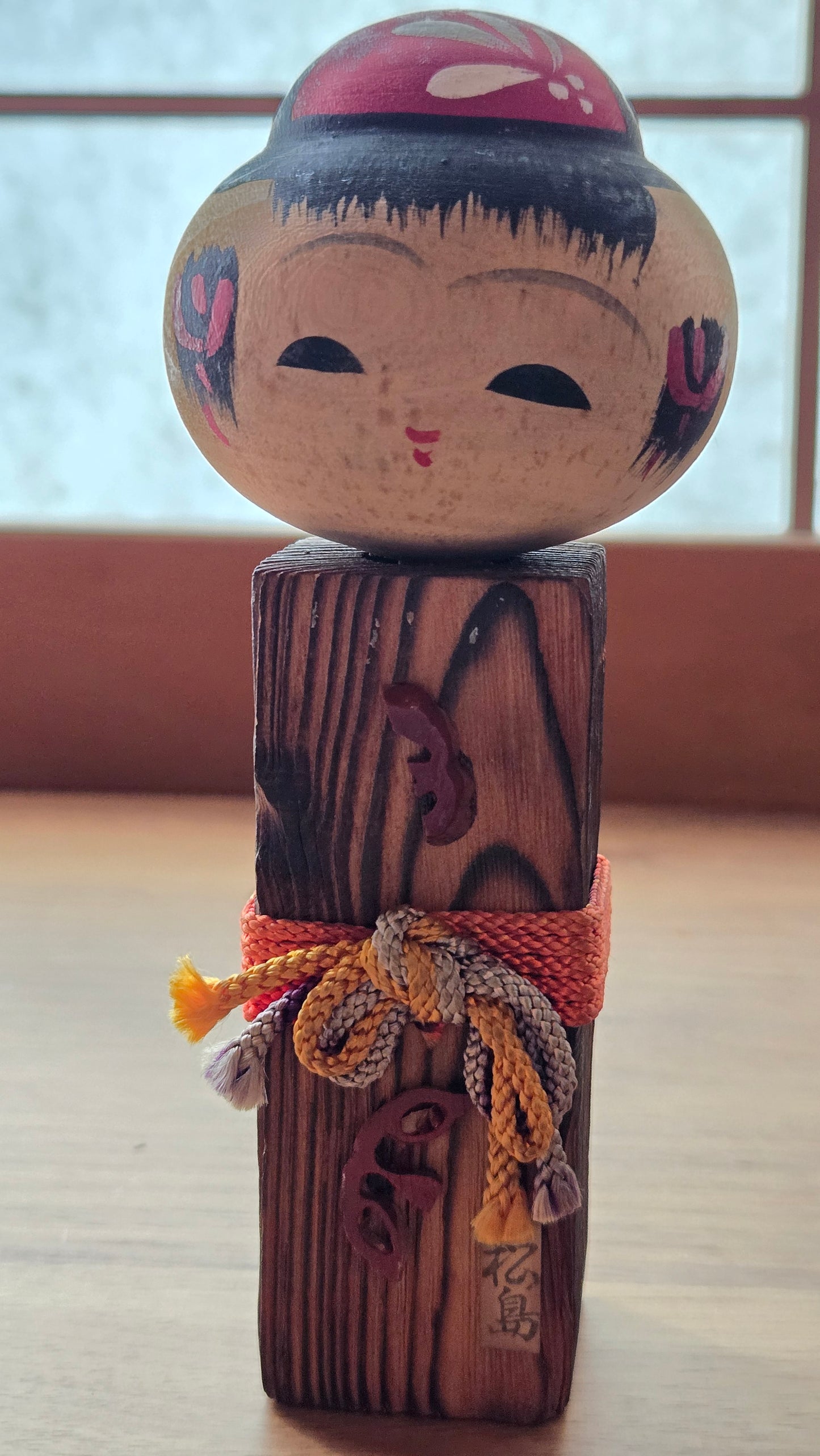 Kokeshi souvenir de Matsushima — corps en bois brûlé et cordelette tressée — 14 cm