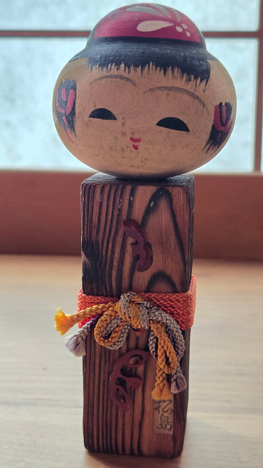 Kokeshi souvenir de Matsushima — corps en bois brûlé et cordelette tressée — 14 cm