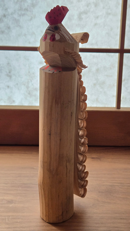 Coq sculpté en bois — queue en copeaux bouclés — art populaire japonais kibori — 20 cm