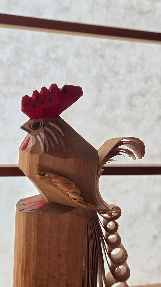 Coq sculpté en bois — queue en copeaux bouclés — art populaire japonais kibori — 20 cm