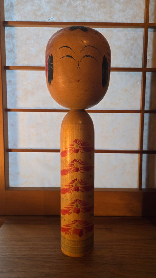 🎎 Kokeshi ancienne au décor de chrysanthèmes — style Naruko